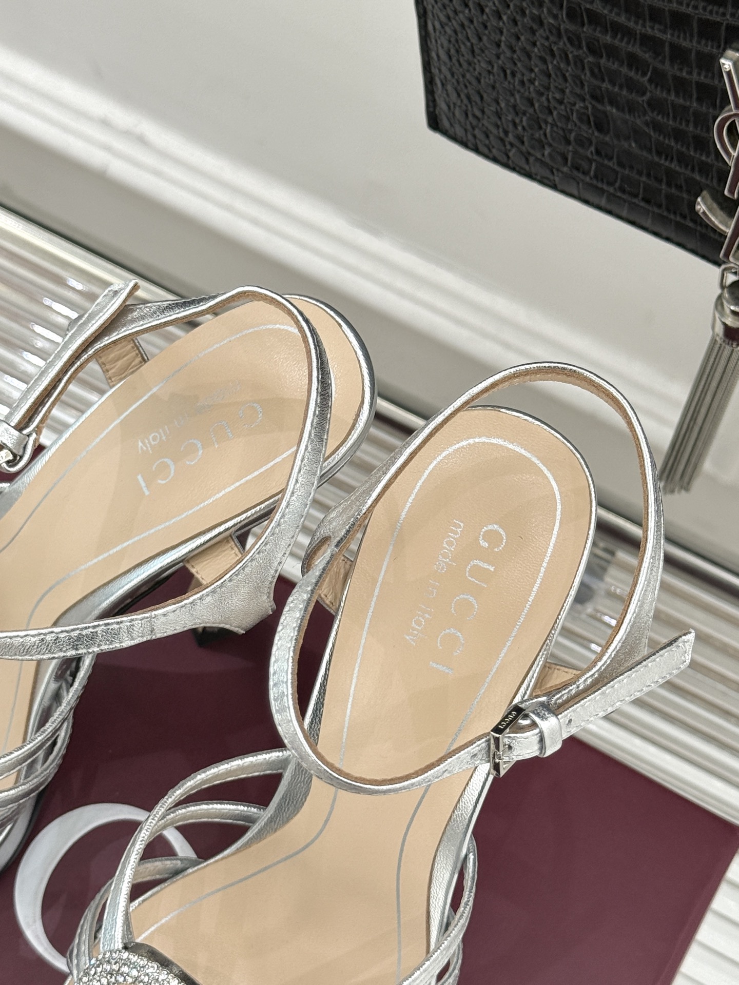 Gucci/古驰25WF新品水钻防水台高跟凉鞋当复古徽章邂逅璀璨锋芒这双凉鞋以标志性双G图腾为引周身缀满