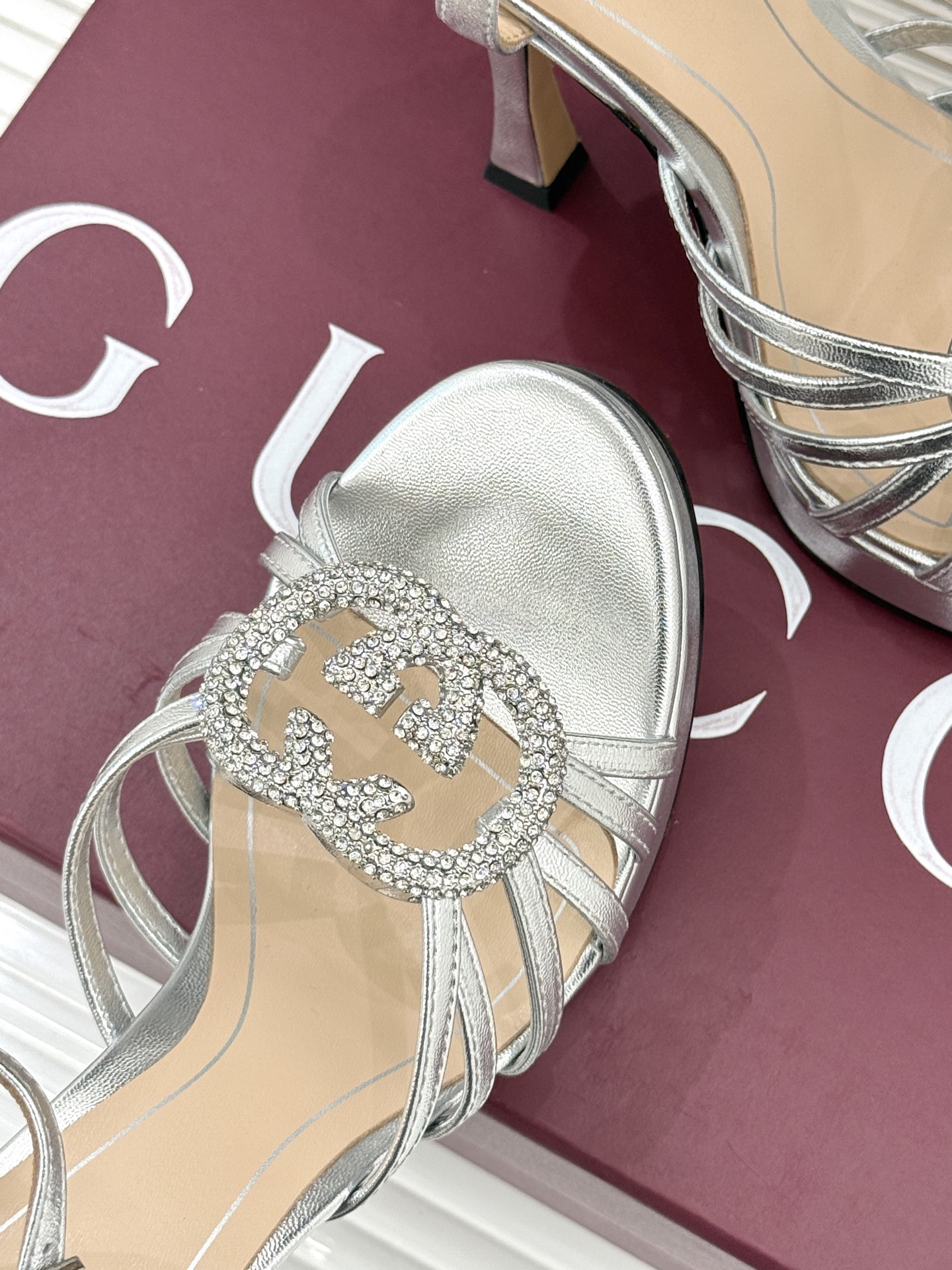 Gucci/古驰25WF新品水钻防水台高跟凉鞋当复古徽章邂逅璀璨锋芒这双凉鞋以标志性双G图腾为引周身缀满