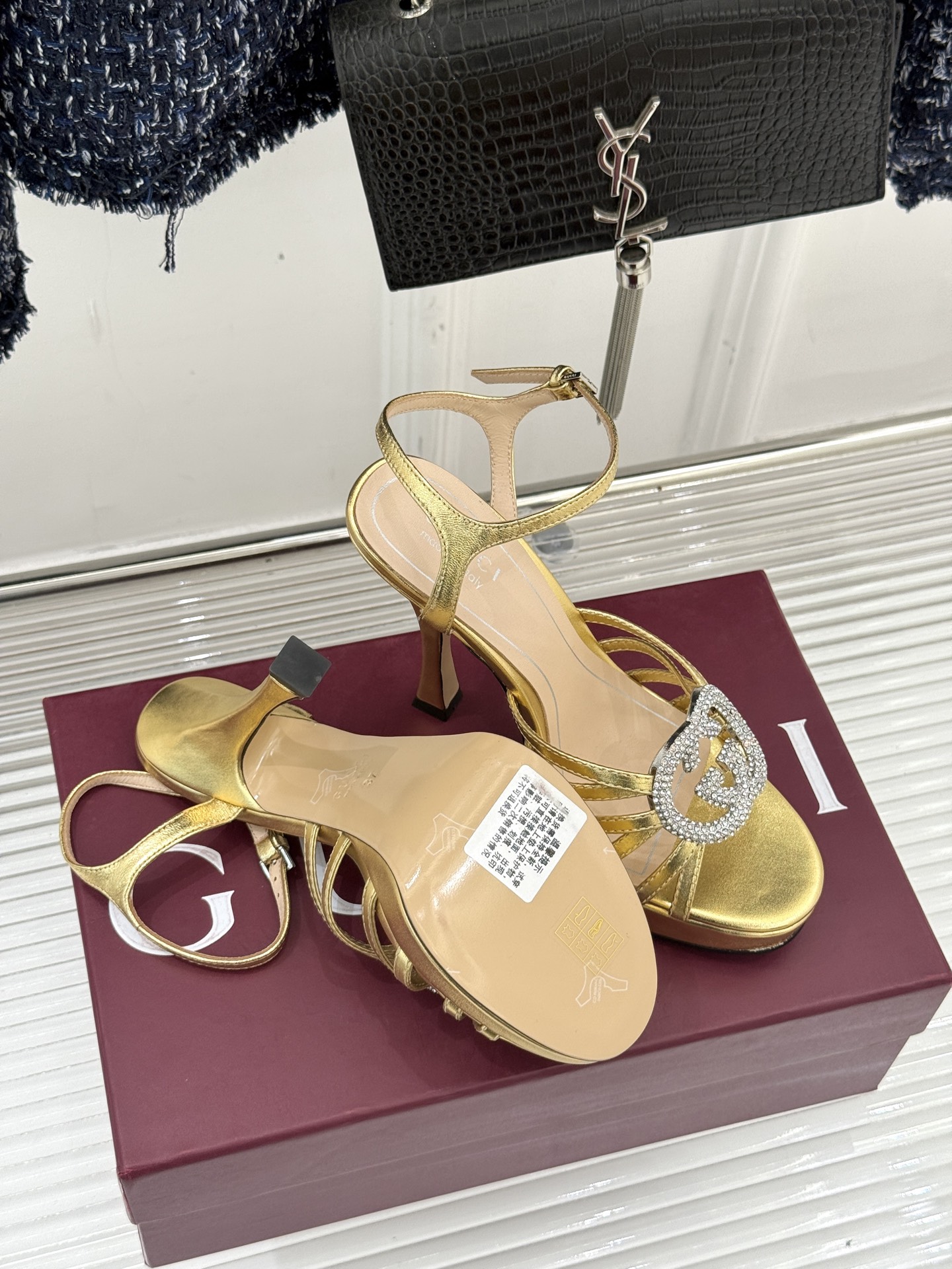 Gucci/古驰25WF新品水钻防水台高跟凉鞋当复古徽章邂逅璀璨锋芒这双凉鞋以标志性双G图腾为引周身缀满