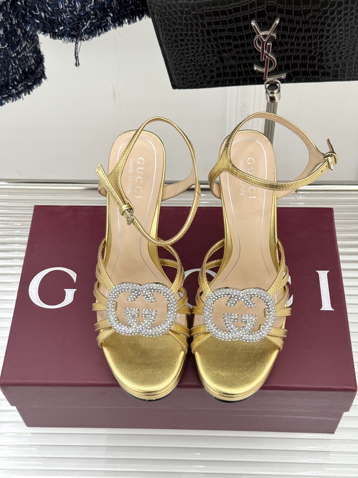 Gucci/古驰25WF新品水钻防水台高跟凉鞋当复古徽章邂逅璀璨锋芒这双凉鞋以标志性双G图腾为引周身缀满