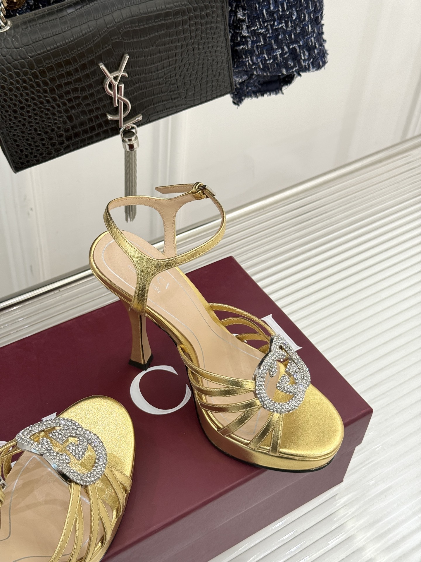 Gucci/古驰25WF新品水钻防水台高跟凉鞋当复古徽章邂逅璀璨锋芒这双凉鞋以标志性双G图腾为引周身缀满