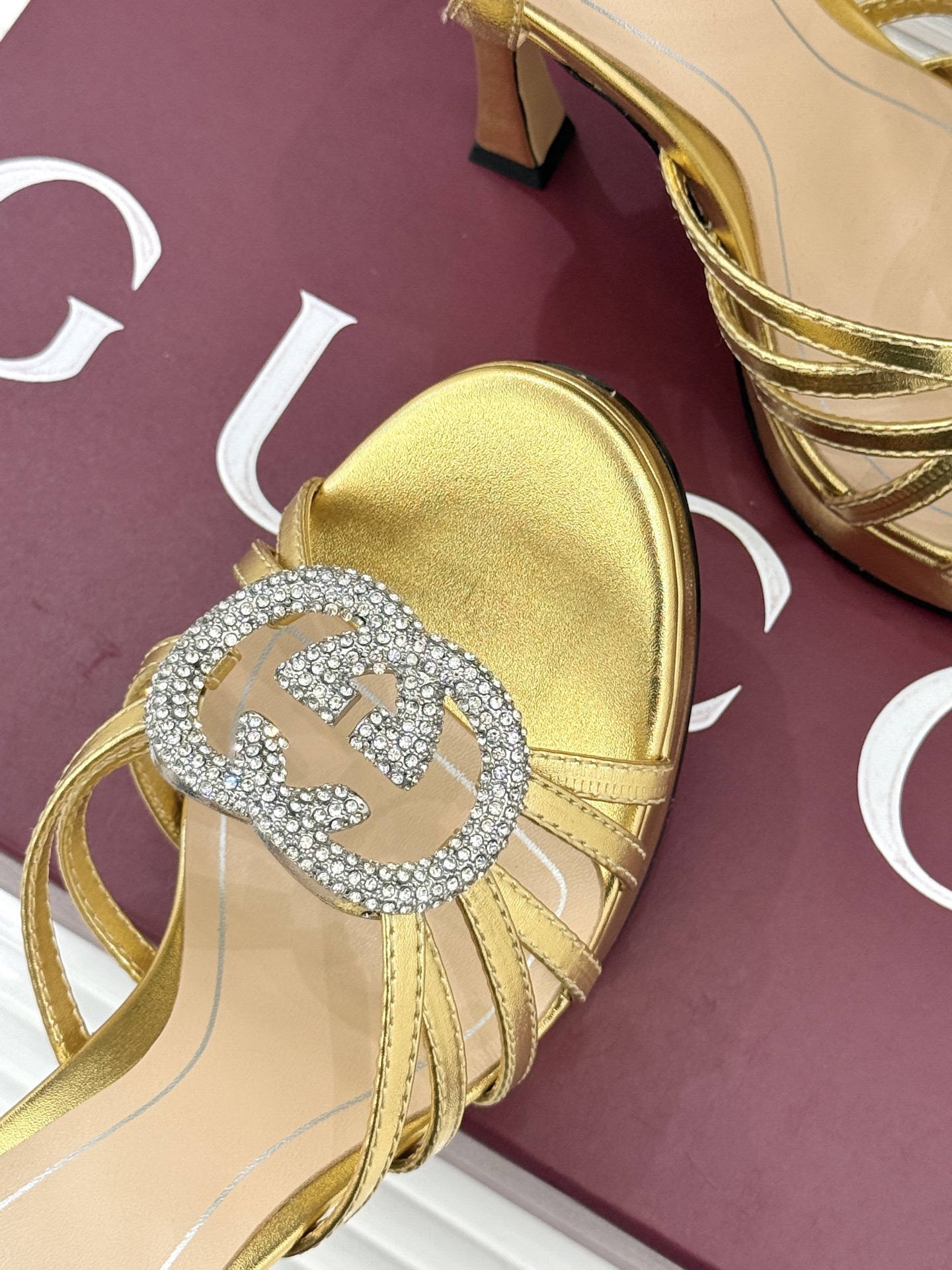 Gucci/古驰25WF新品水钻防水台高跟凉鞋当复古徽章邂逅璀璨锋芒这双凉鞋以标志性双G图腾为引周身缀满