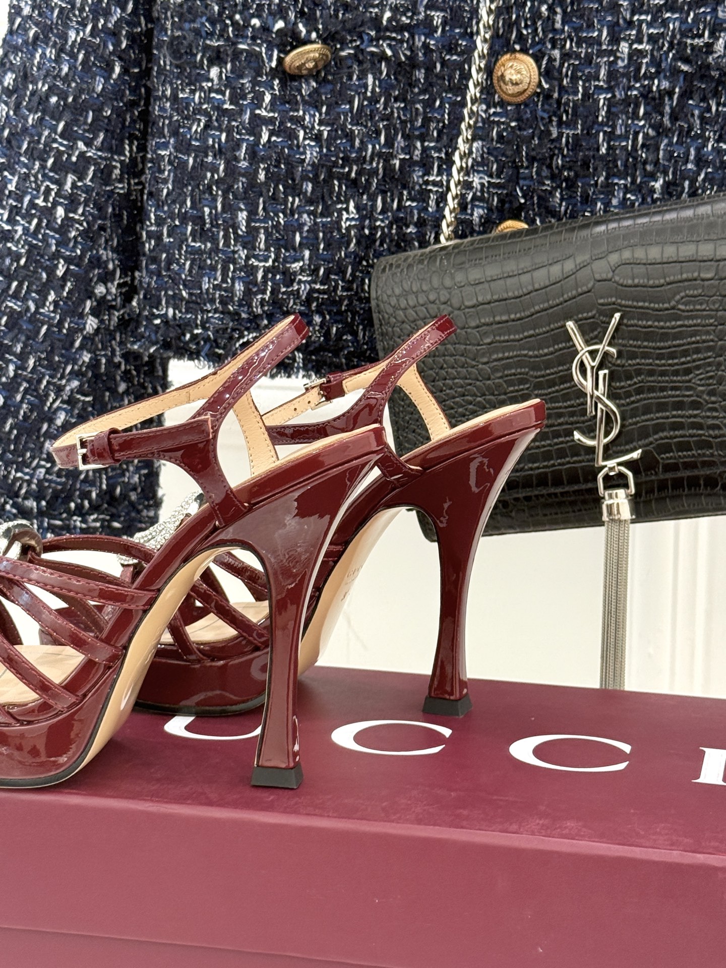 Gucci/古驰25WF新品水钻防水台高跟凉鞋当复古徽章邂逅璀璨锋芒这双凉鞋以标志性双G图腾为引周身缀满