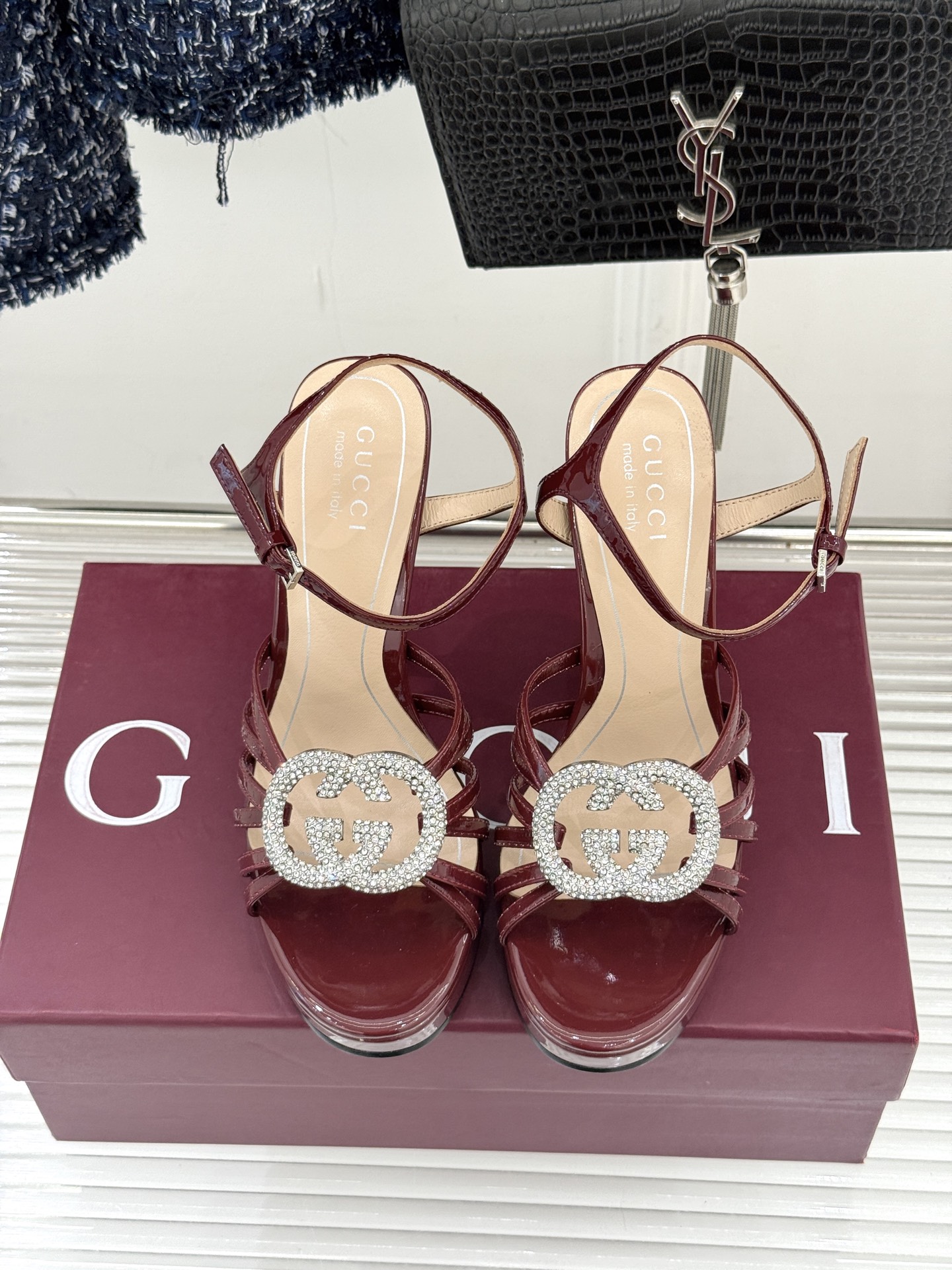 Gucci/古驰25WF新品水钻防水台高跟凉鞋当复古徽章邂逅璀璨锋芒这双凉鞋以标志性双G图腾为引周身缀满