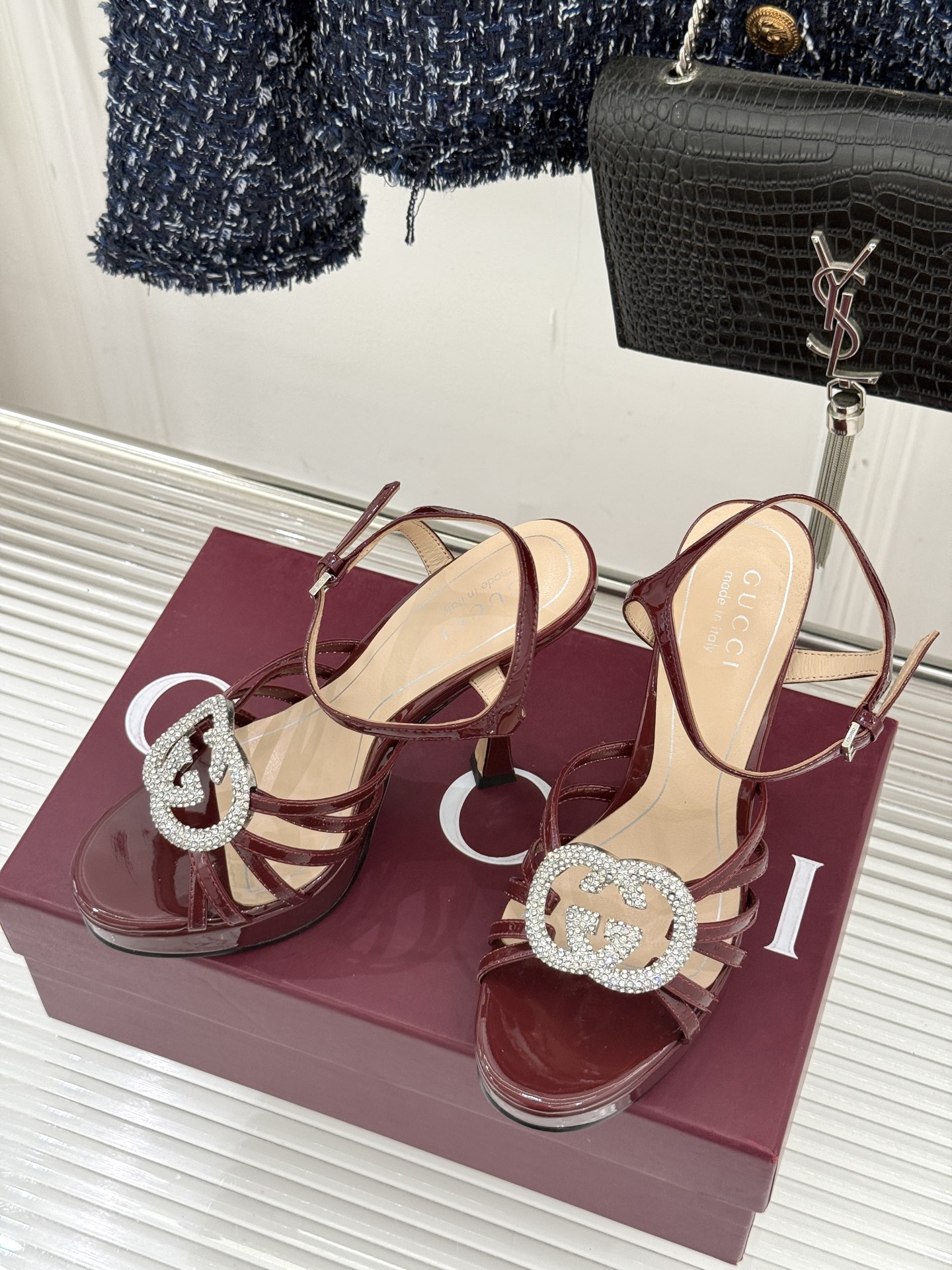 Gucci/古驰25WF新品水钻防水台高跟凉鞋当复古徽章邂逅璀璨锋芒这双凉鞋以标志性双G图腾为引周身缀满