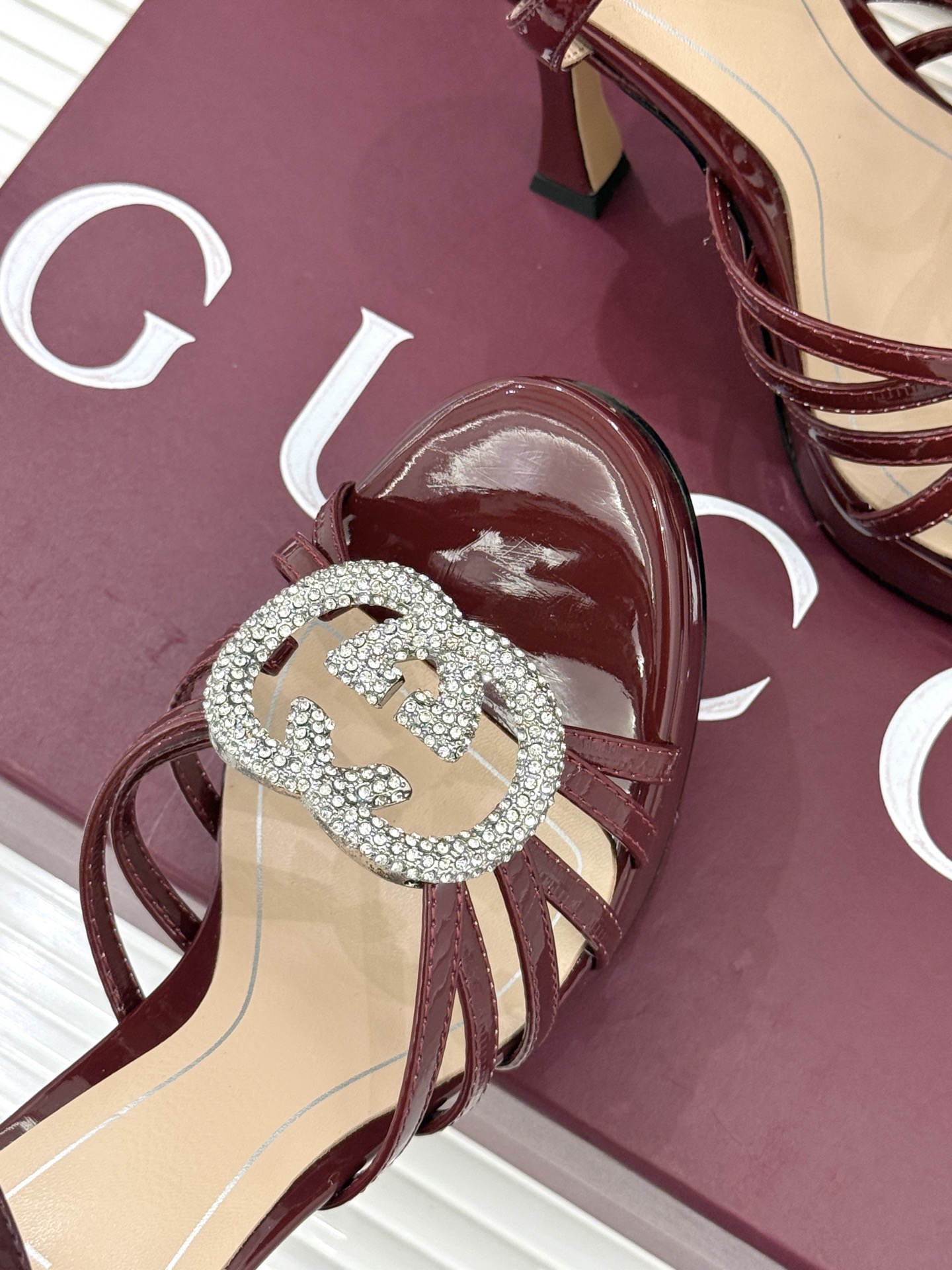 Gucci/古驰25WF新品水钻防水台高跟凉鞋当复古徽章邂逅璀璨锋芒这双凉鞋以标志性双G图腾为引周身缀满