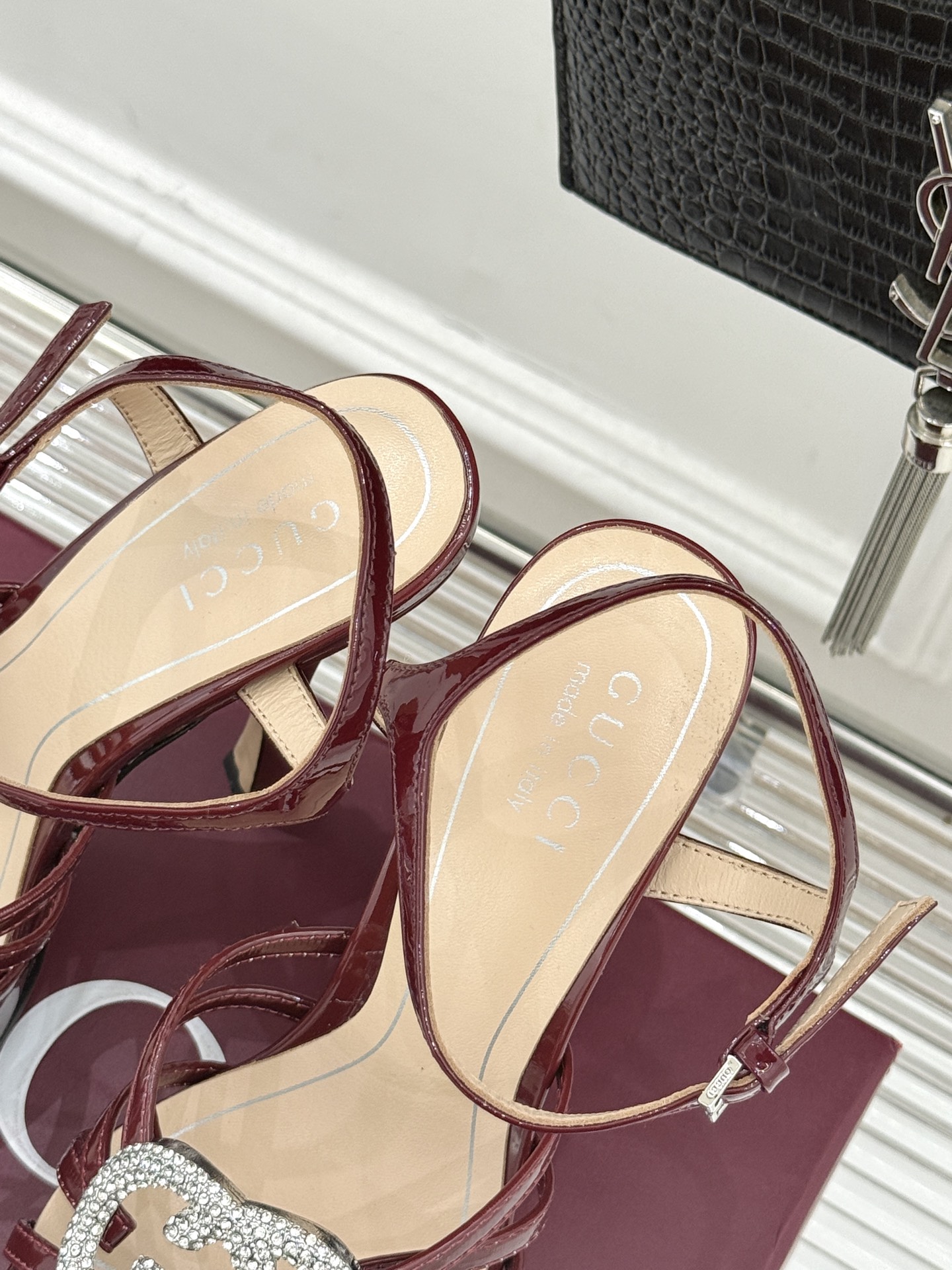 Gucci/古驰25WF新品水钻防水台高跟凉鞋当复古徽章邂逅璀璨锋芒这双凉鞋以标志性双G图腾为引周身缀满