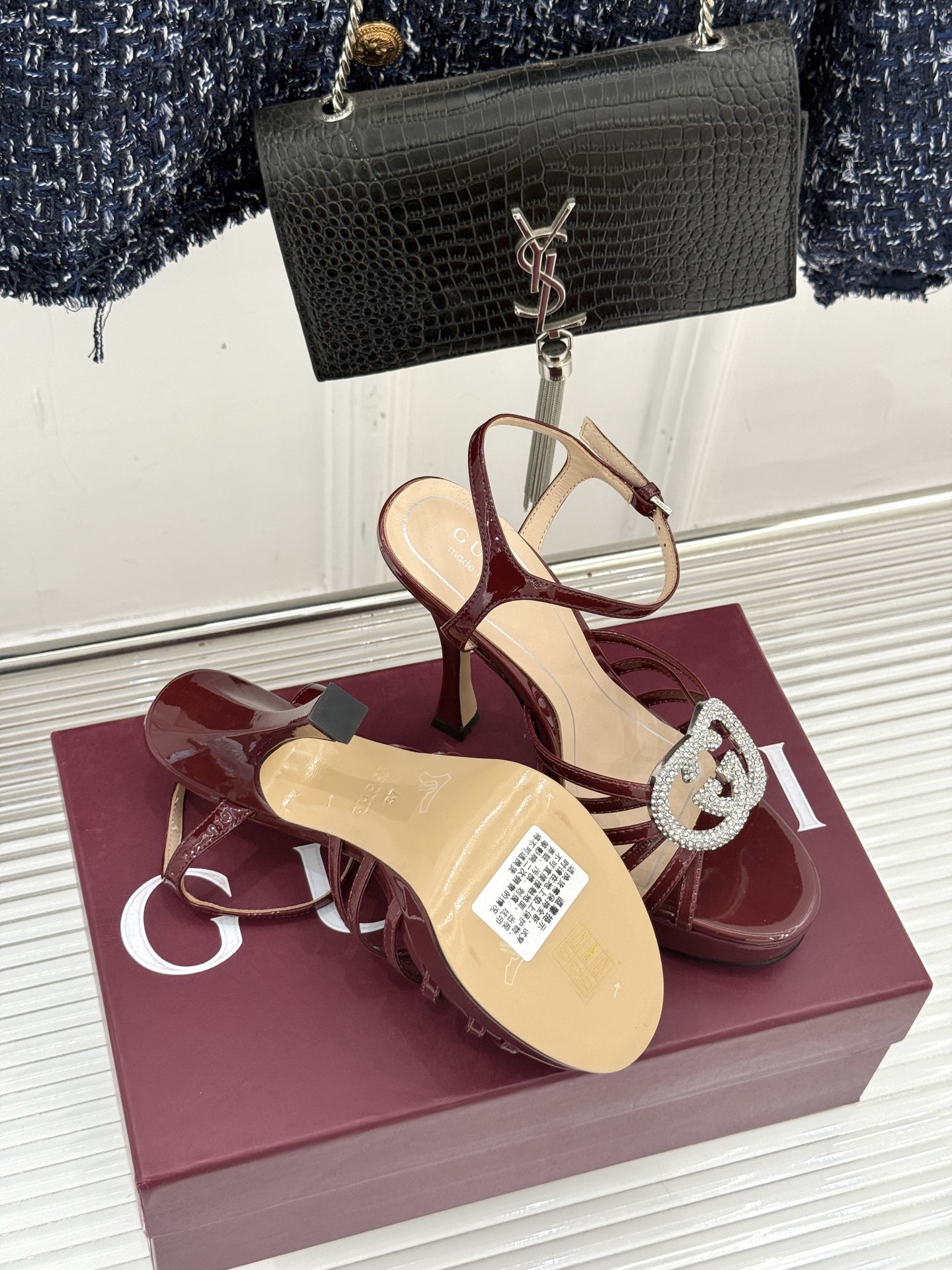 Gucci/古驰25WF新品水钻防水台高跟凉鞋当复古徽章邂逅璀璨锋芒这双凉鞋以标志性双G图腾为引周身缀满