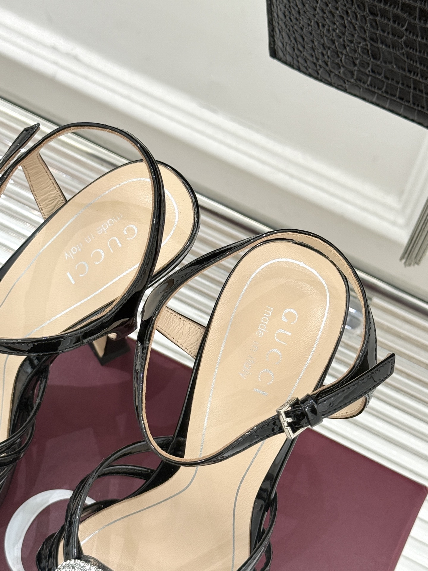 Gucci/古驰25WF新品水钻防水台高跟凉鞋当复古徽章邂逅璀璨锋芒这双凉鞋以标志性双G图腾为引周身缀满