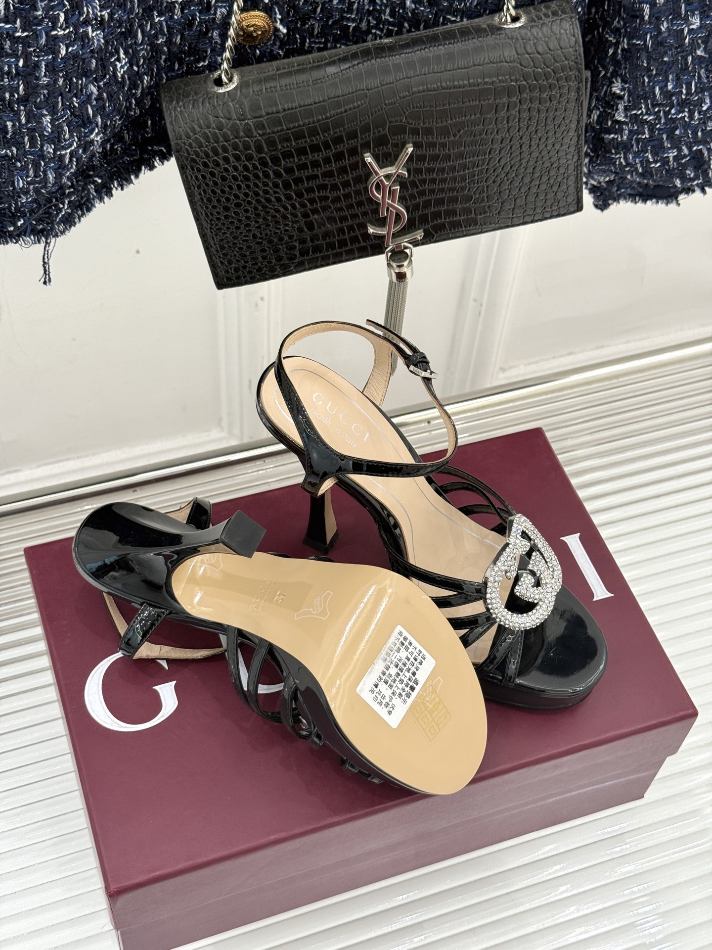 Gucci/古驰25WF新品水钻防水台高跟凉鞋当复古徽章邂逅璀璨锋芒这双凉鞋以标志性双G图腾为引周身缀满