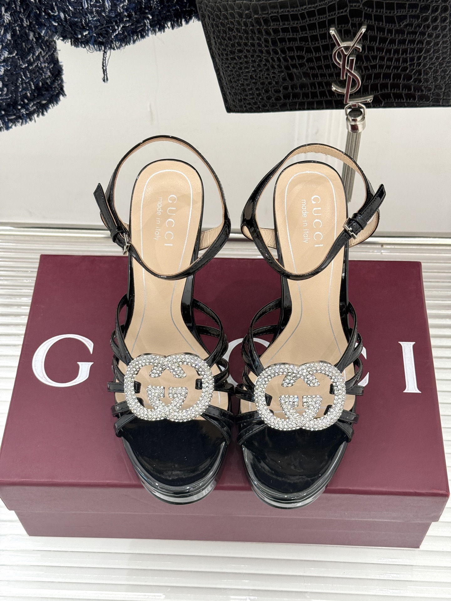 Gucci/古驰25WF新品水钻防水台高跟凉鞋当复古徽章邂逅璀璨锋芒这双凉鞋以标志性双G图腾为引周身缀满