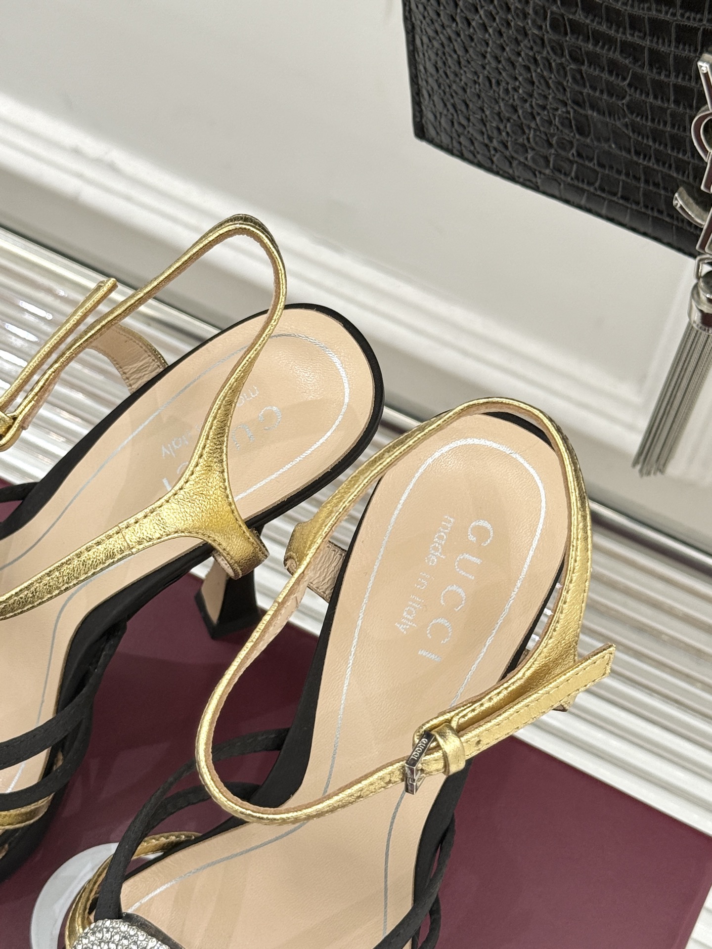 Gucci/古驰25WF新品水钻防水台高跟凉鞋当复古徽章邂逅璀璨锋芒这双凉鞋以标志性双G图腾为引周身缀满