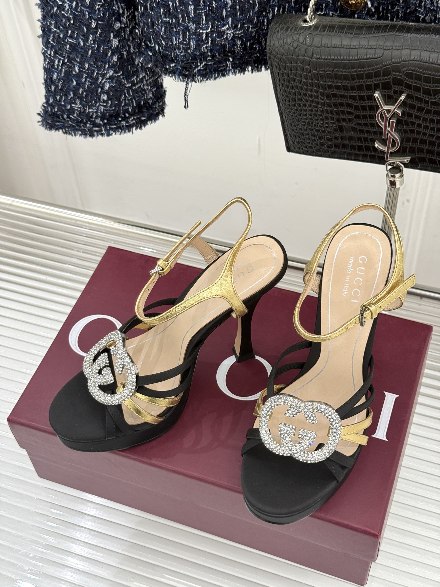 Gucci/古驰25WF新品水钻防水台高跟凉鞋当复古徽章邂逅璀璨锋芒这双凉鞋以标志性双G图腾为引周身缀满