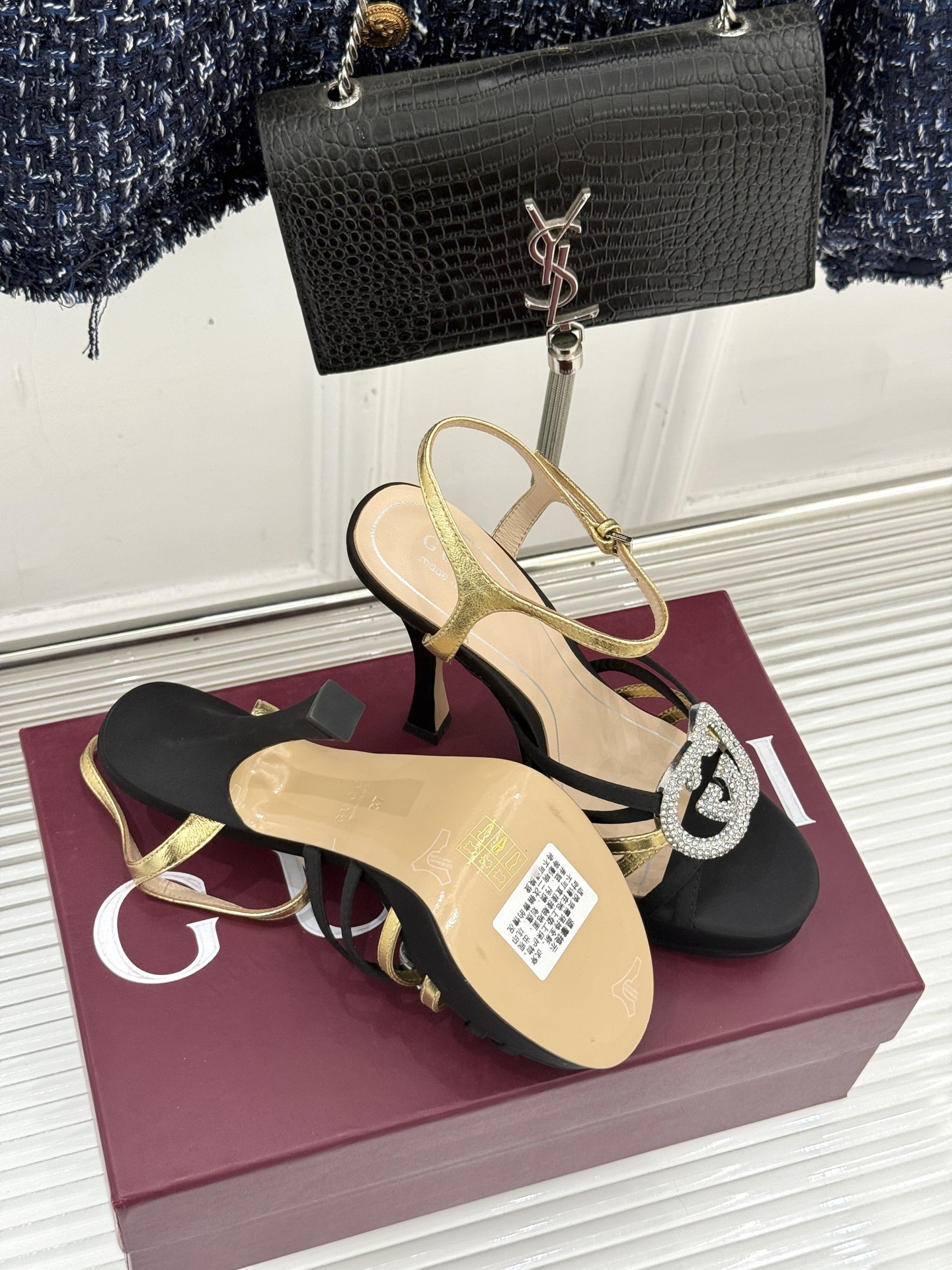 Gucci/古驰25WF新品水钻防水台高跟凉鞋当复古徽章邂逅璀璨锋芒这双凉鞋以标志性双G图腾为引周身缀满