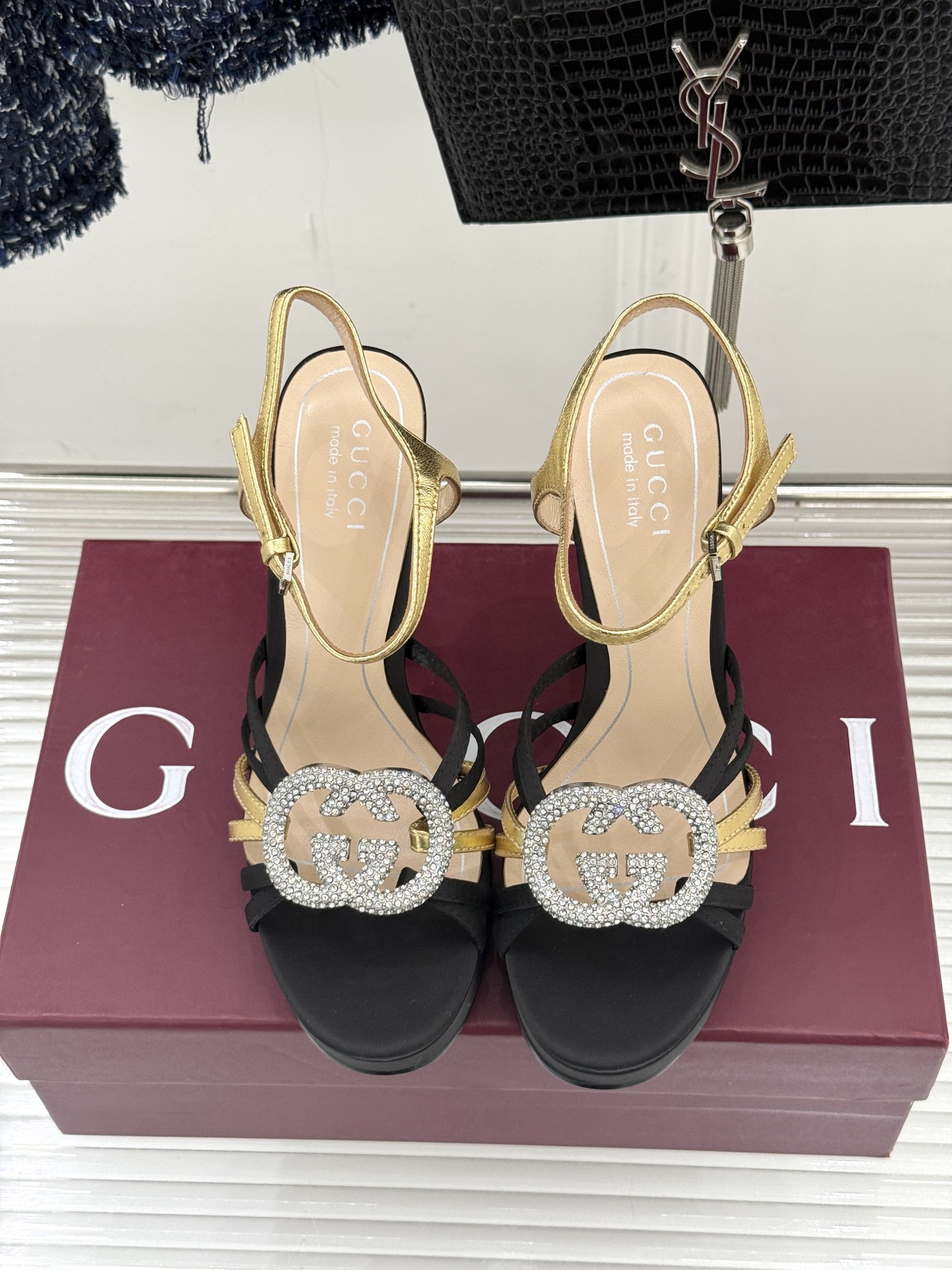 Gucci/古驰25WF新品水钻防水台高跟凉鞋当复古徽章邂逅璀璨锋芒这双凉鞋以标志性双G图腾为引周身缀满