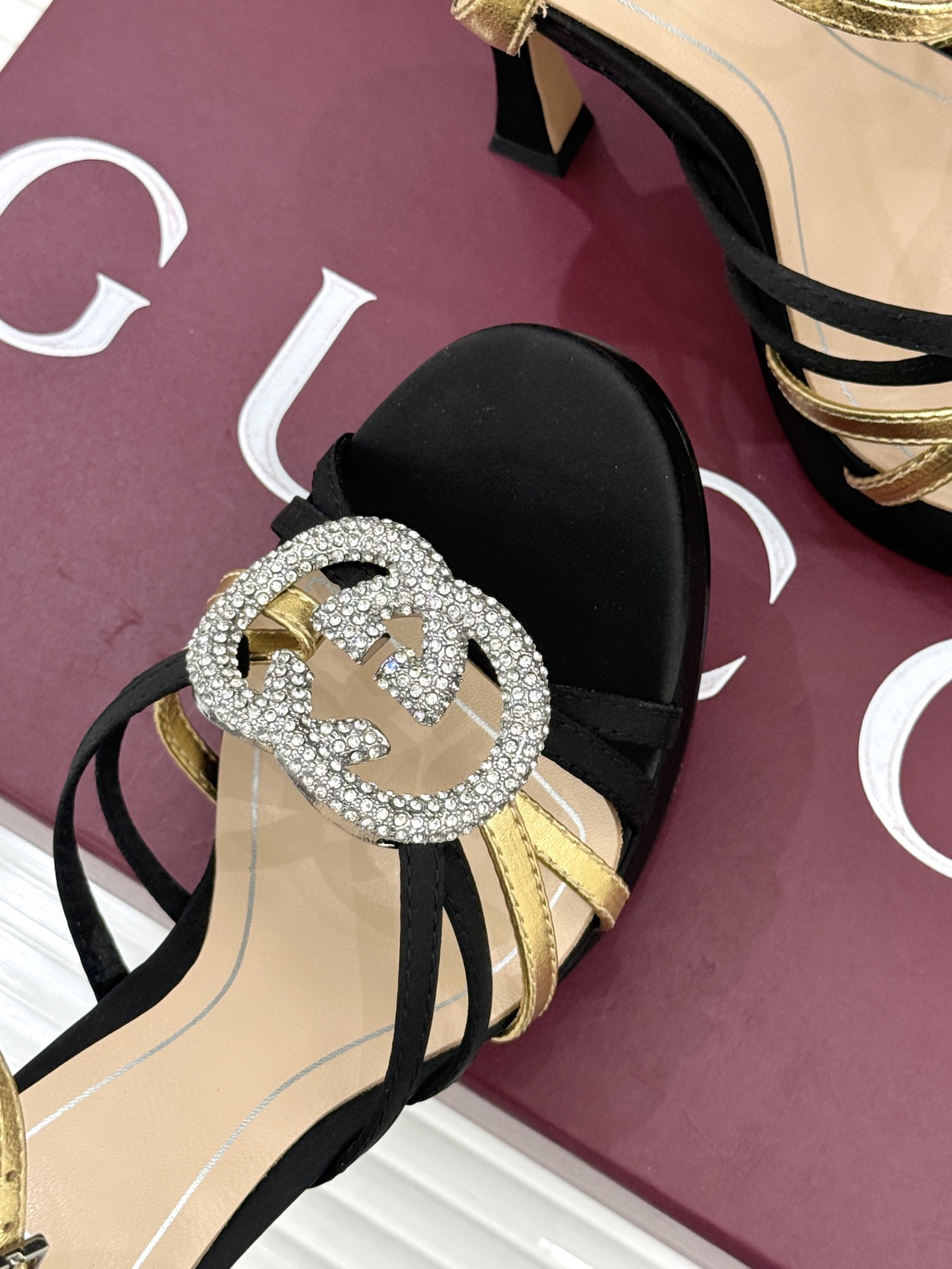 Gucci/古驰25WF新品水钻防水台高跟凉鞋当复古徽章邂逅璀璨锋芒这双凉鞋以标志性双G图腾为引周身缀满