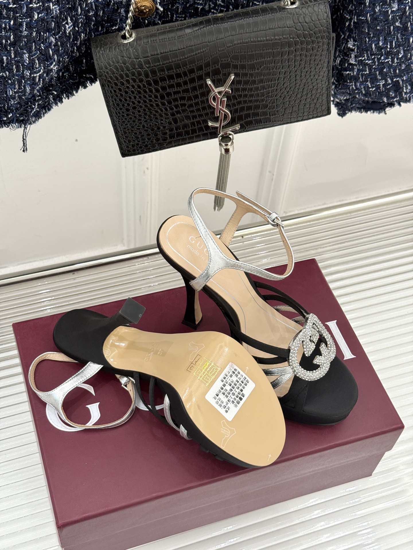 Gucci/古驰25WF新品水钻防水台高跟凉鞋当复古徽章邂逅璀璨锋芒这双凉鞋以标志性双G图腾为引周身缀满