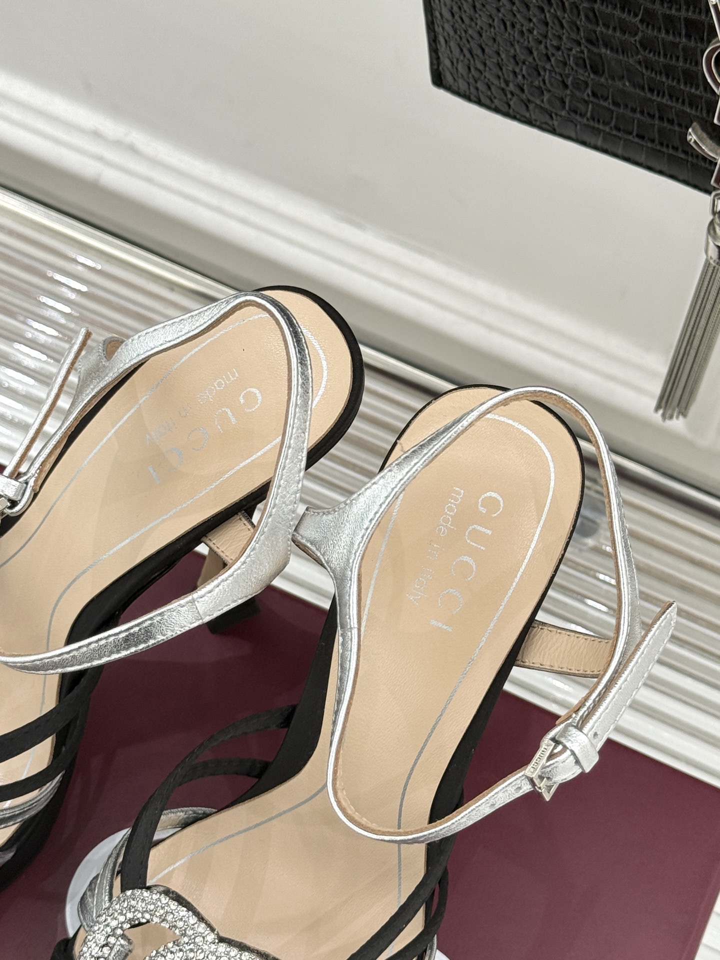 Gucci/古驰25WF新品水钻防水台高跟凉鞋当复古徽章邂逅璀璨锋芒这双凉鞋以标志性双G图腾为引周身缀满