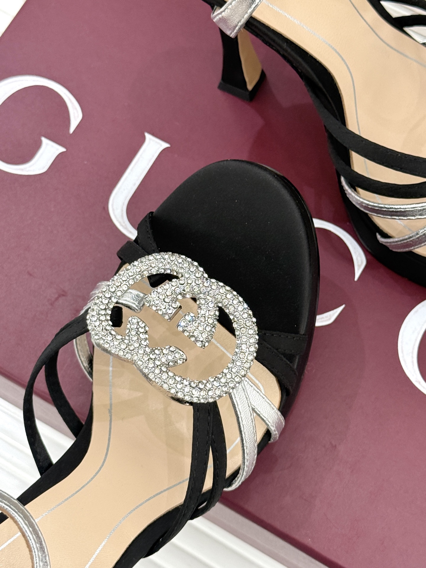 Gucci/古驰25WF新品水钻防水台高跟凉鞋当复古徽章邂逅璀璨锋芒这双凉鞋以标志性双G图腾为引周身缀满