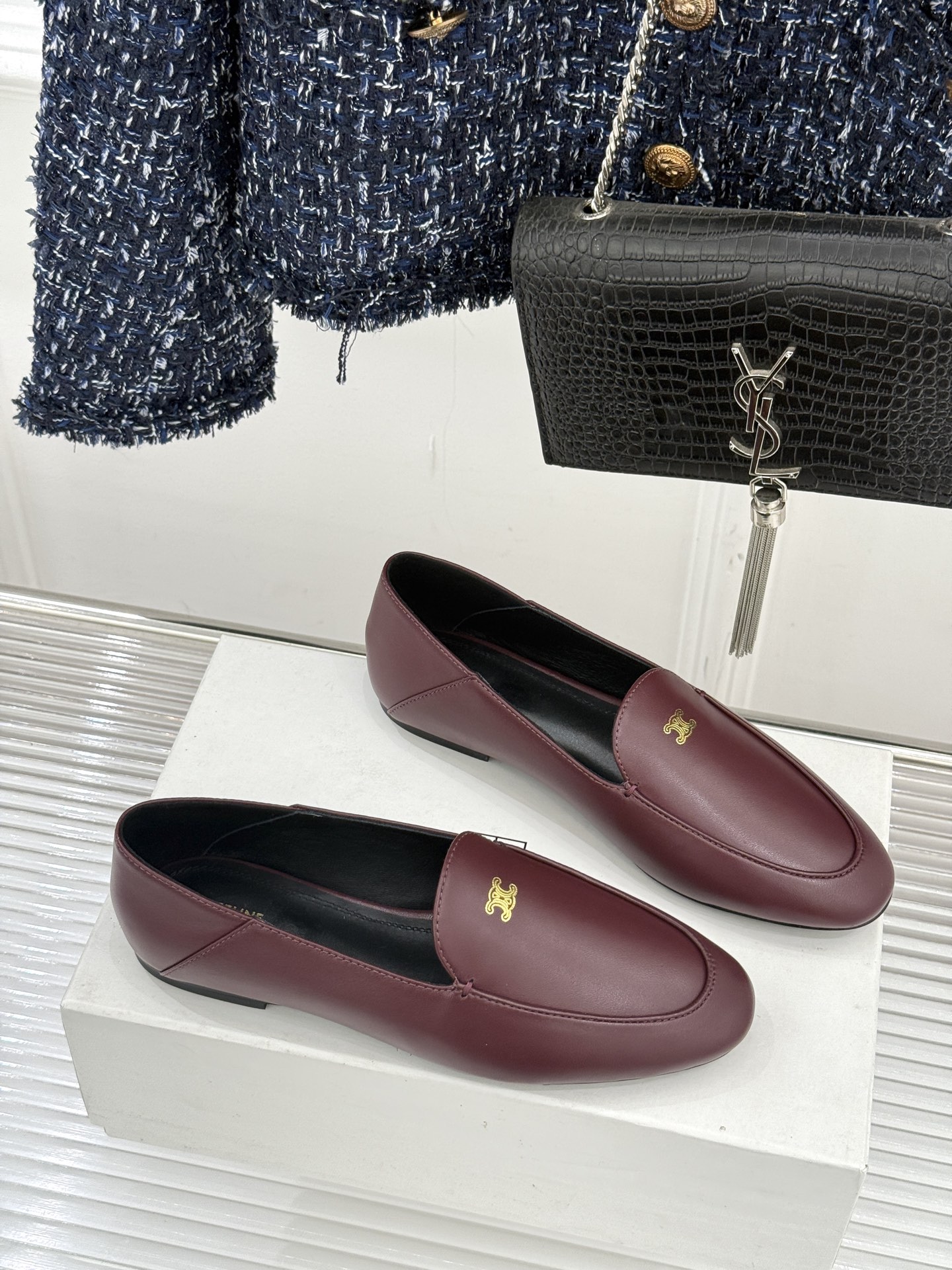 Celine/赛琳26WF新品凯旋门踩跟乐福鞋当巴黎左岸的慵懒腔调碰撞随性风潮这双乐福鞋以经典鞋型为骨 