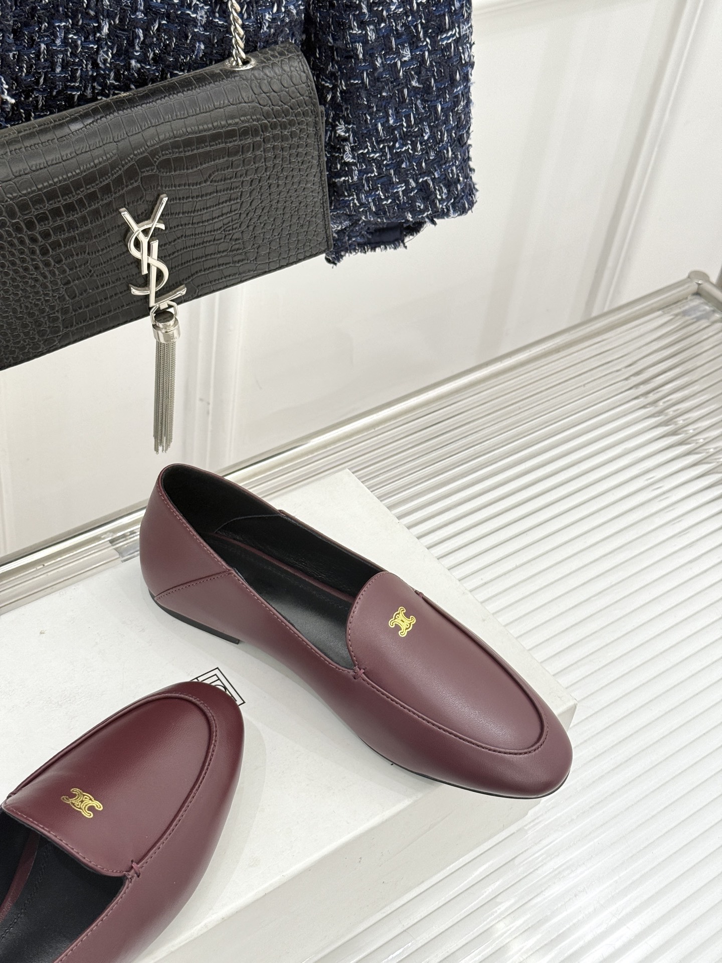 Celine/赛琳26WF新品凯旋门踩跟乐福鞋当巴黎左岸的慵懒腔调碰撞随性风潮这双乐福鞋以经典鞋型为骨 