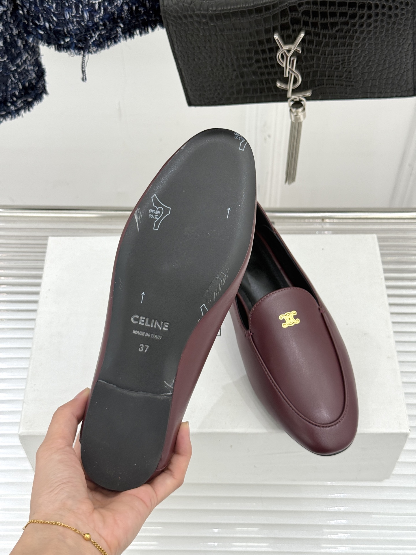 Celine/赛琳26WF新品凯旋门踩跟乐福鞋当巴黎左岸的慵懒腔调碰撞随性风潮这双乐福鞋以经典鞋型为骨 