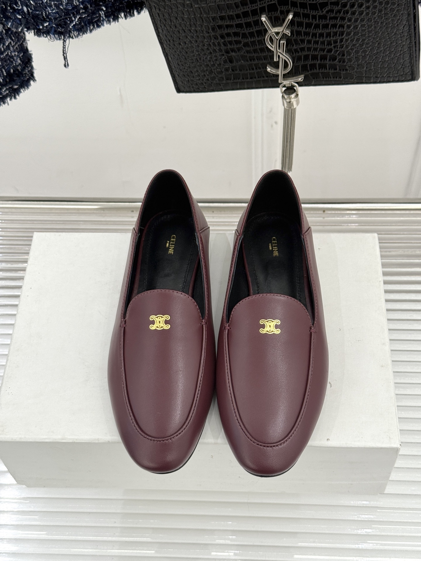 Celine/赛琳26WF新品凯旋门踩跟乐福鞋当巴黎左岸的慵懒腔调碰撞随性风潮这双乐福鞋以经典鞋型为骨 