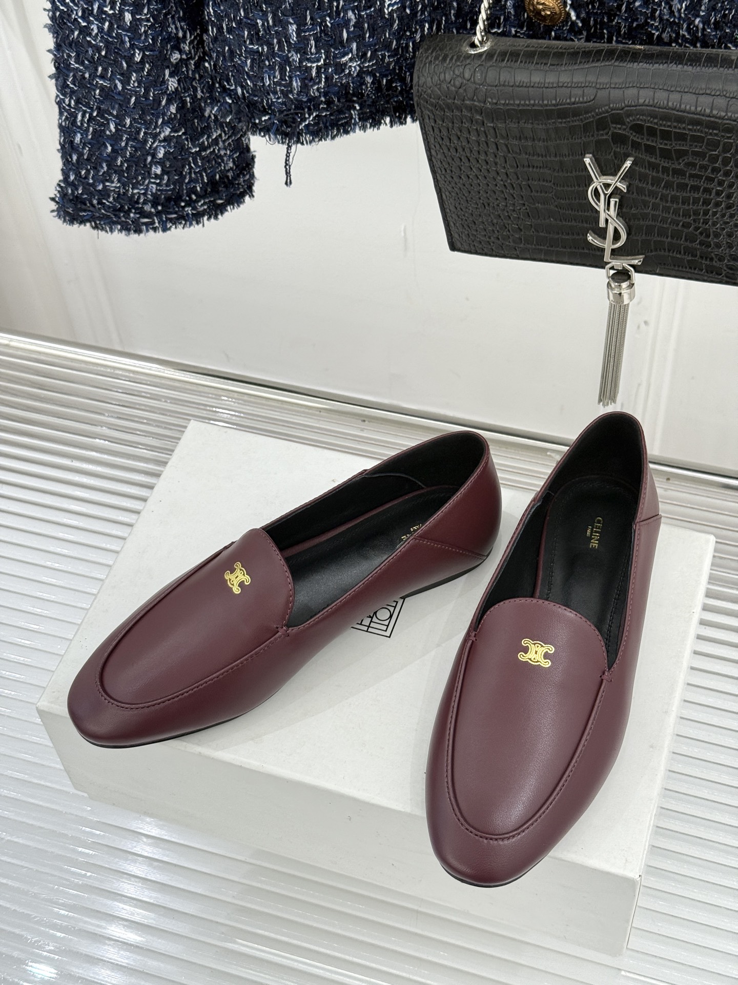 Celine/赛琳26WF新品凯旋门踩跟乐福鞋当巴黎左岸的慵懒腔调碰撞随性风潮这双乐福鞋以经典鞋型为骨 