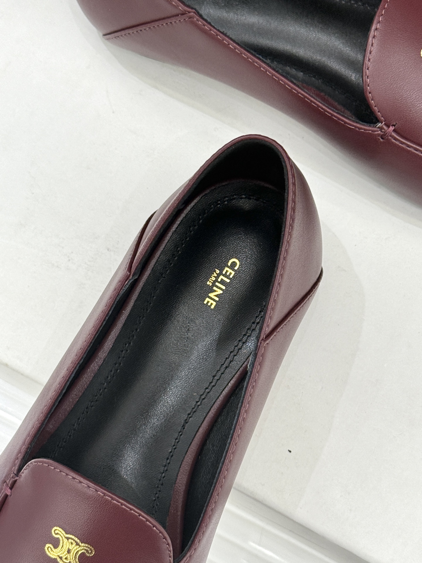 Celine/赛琳26WF新品凯旋门踩跟乐福鞋当巴黎左岸的慵懒腔调碰撞随性风潮这双乐福鞋以经典鞋型为骨 