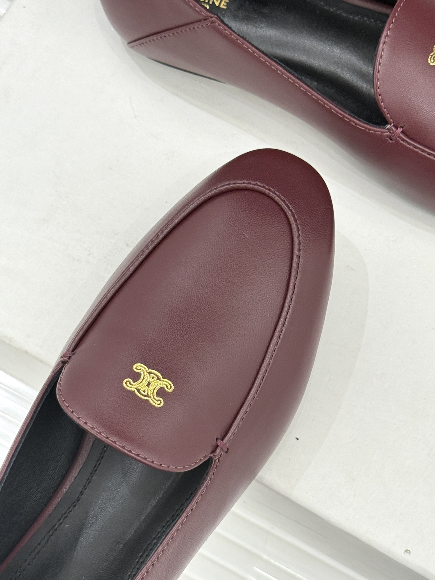 Celine/赛琳26WF新品凯旋门踩跟乐福鞋当巴黎左岸的慵懒腔调碰撞随性风潮这双乐福鞋以经典鞋型为骨 