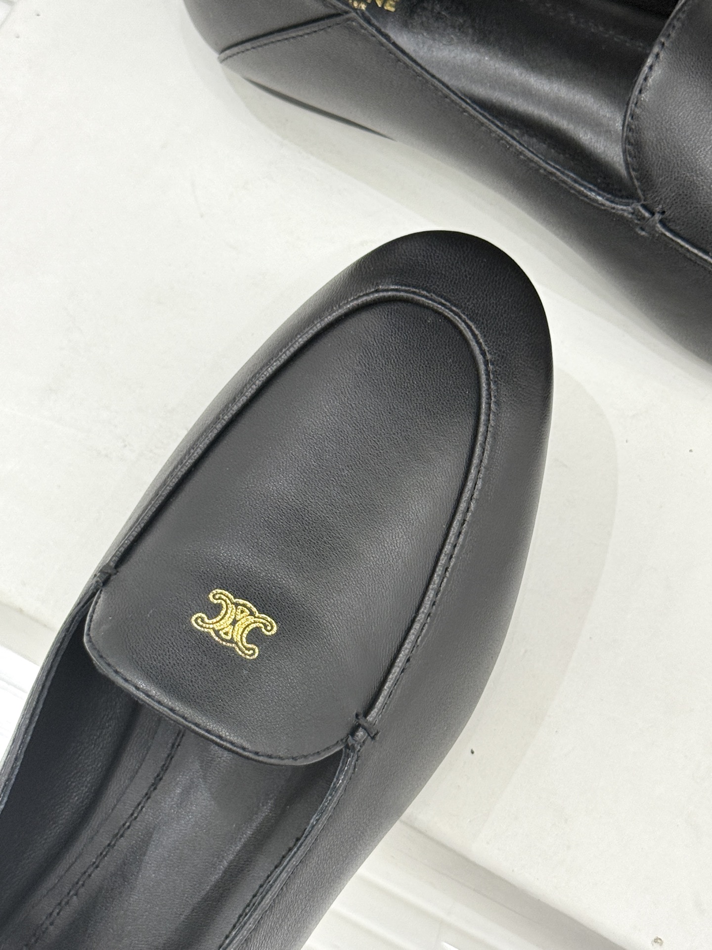 Celine/赛琳26WF新品凯旋门踩跟乐福鞋当巴黎左岸的慵懒腔调碰撞随性风潮这双乐福鞋以经典鞋型为骨 