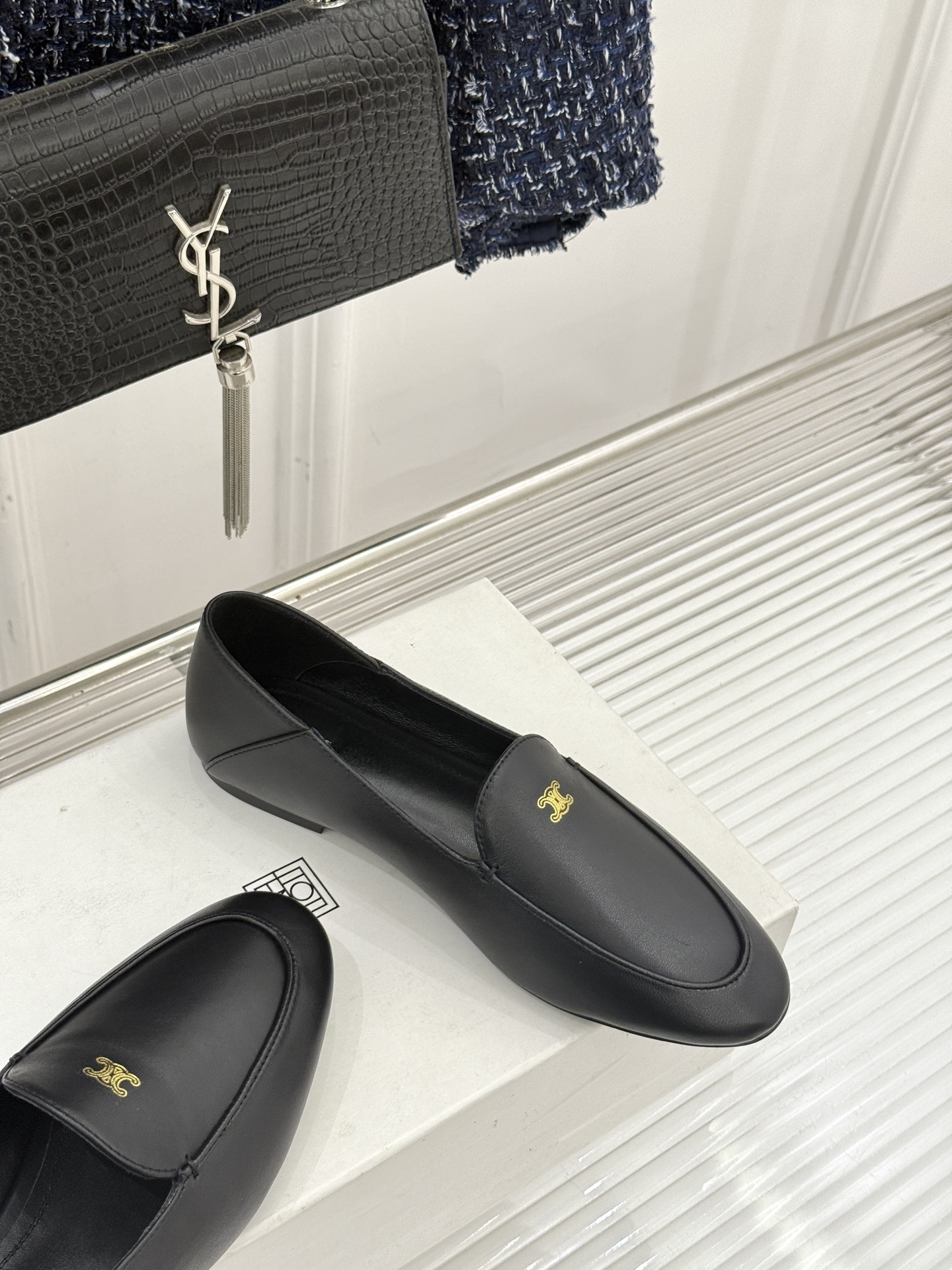 Celine/赛琳26WF新品凯旋门踩跟乐福鞋当巴黎左岸的慵懒腔调碰撞随性风潮这双乐福鞋以经典鞋型为骨 