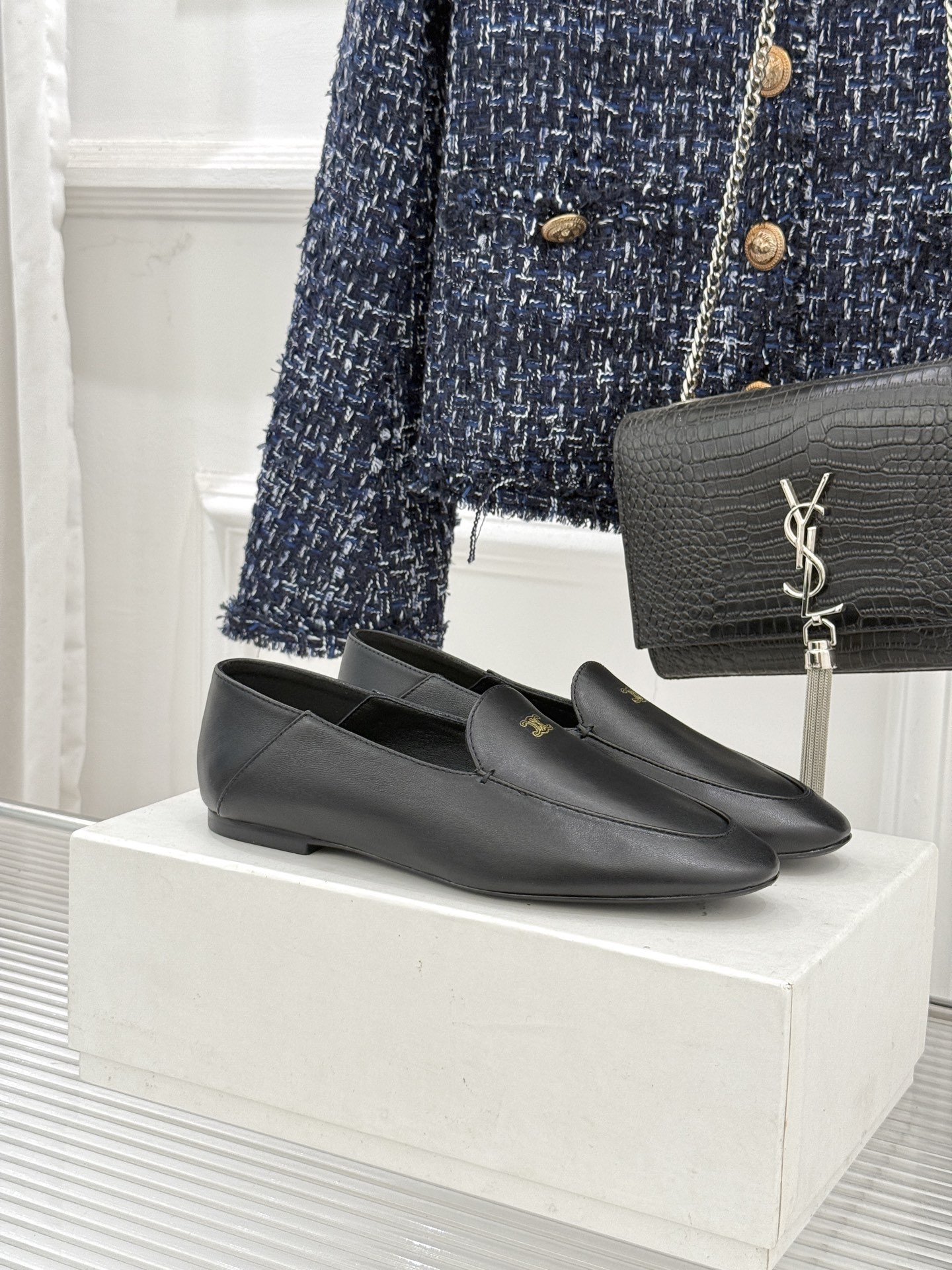 NO:694864,Celine/Celine 26WF new Arc de Triomphe heeled loafers When the lazy tone of the Left Bank of Paris collides with the casual trend, this pair of loafers takes the classic shoe shape as the bone and the heel as the soul. The soul of the shoe body is undoubtedly the iconic Arc de Triomphe logo. The neat lines replicate the architectural edges and corners of the Arc de Triomphe in Paris. They are clear but not stiff and are integrated with the upper material. Every detail hides CELINE's century-old heritage. This symbol is never a label to show off.  It is a silent declaration of the independent character of contemporary women, writing the elegance and freedom of contemporary women, making every step a gentle encounter of French romance. The fabric is made of original customized leather, and the lining and toes are all sheepskin. Italian imported genuine leather outsole size 35-39 (customized 40/41), loafers, celine, celine, loafers, sheepskin, Leather soles19860909Celine/赛琳26WF新品凯旋门踩跟乐福鞋 当巴黎左岸的慵懒腔调碰撞随性风潮 这双乐福鞋以经典鞋型为骨 以踩跟为魂 鞋身灵魂当属标志性凯旋门标识 线条利落复刻巴黎凯旋门建筑棱角 清晰不生硬 与鞋面材质浑然一体 每一处细节都藏着CELINE的百年底蕴 这枚符号从不是炫耀的标签 是当代女性独立风骨的无声宣言 书写当代女性的优雅与自在 让每一步成为法式浪漫的温柔邂逅. 面料采用原版定制皮料 内里踮脚均为羊皮 意大利进口真皮大底 size35-39（40/41定制）,乐福鞋,celine,celine,loafers,sheepskin,Leather soles,Women's Shoes