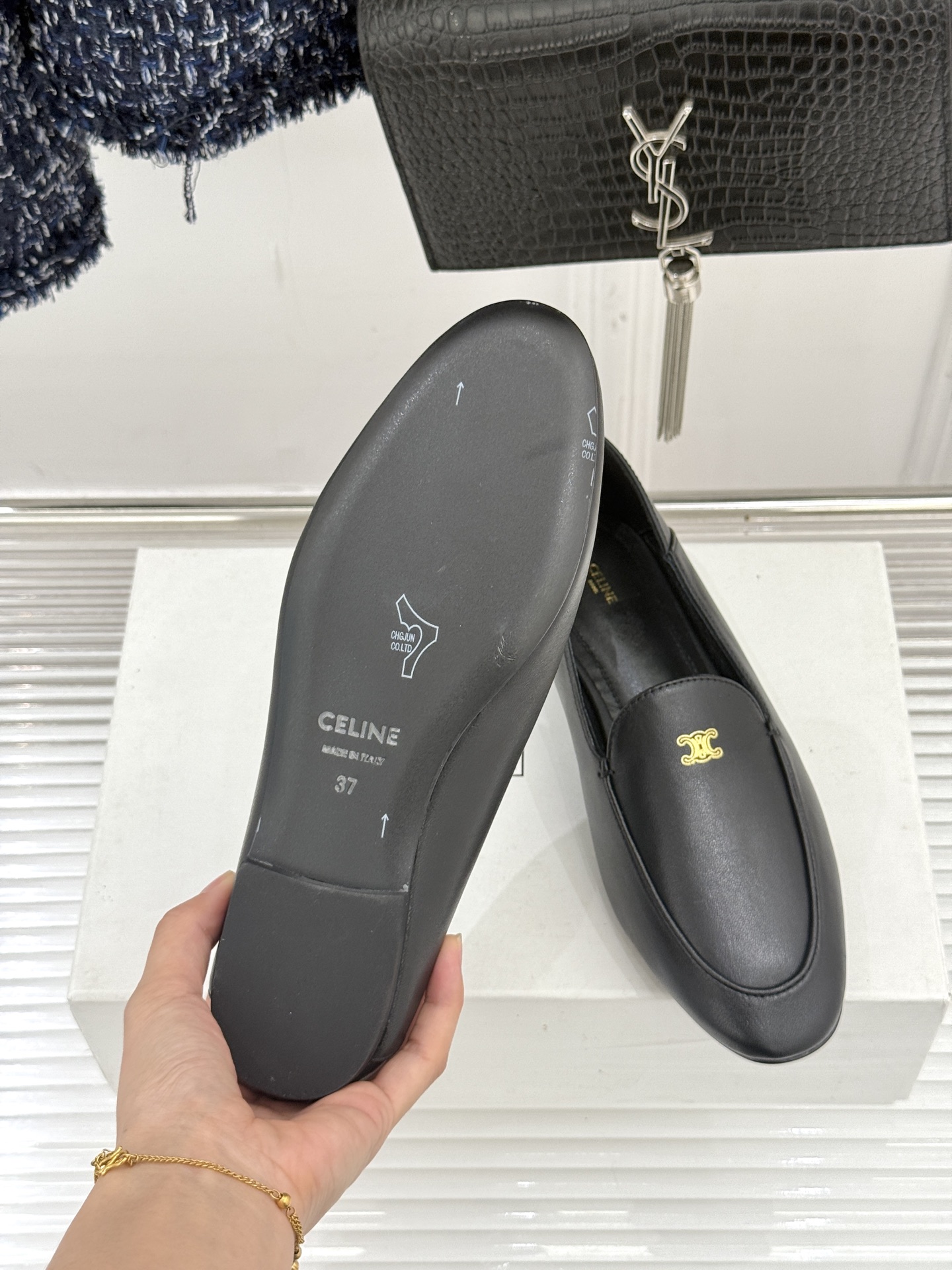 Celine/赛琳26WF新品凯旋门踩跟乐福鞋当巴黎左岸的慵懒腔调碰撞随性风潮这双乐福鞋以经典鞋型为骨 