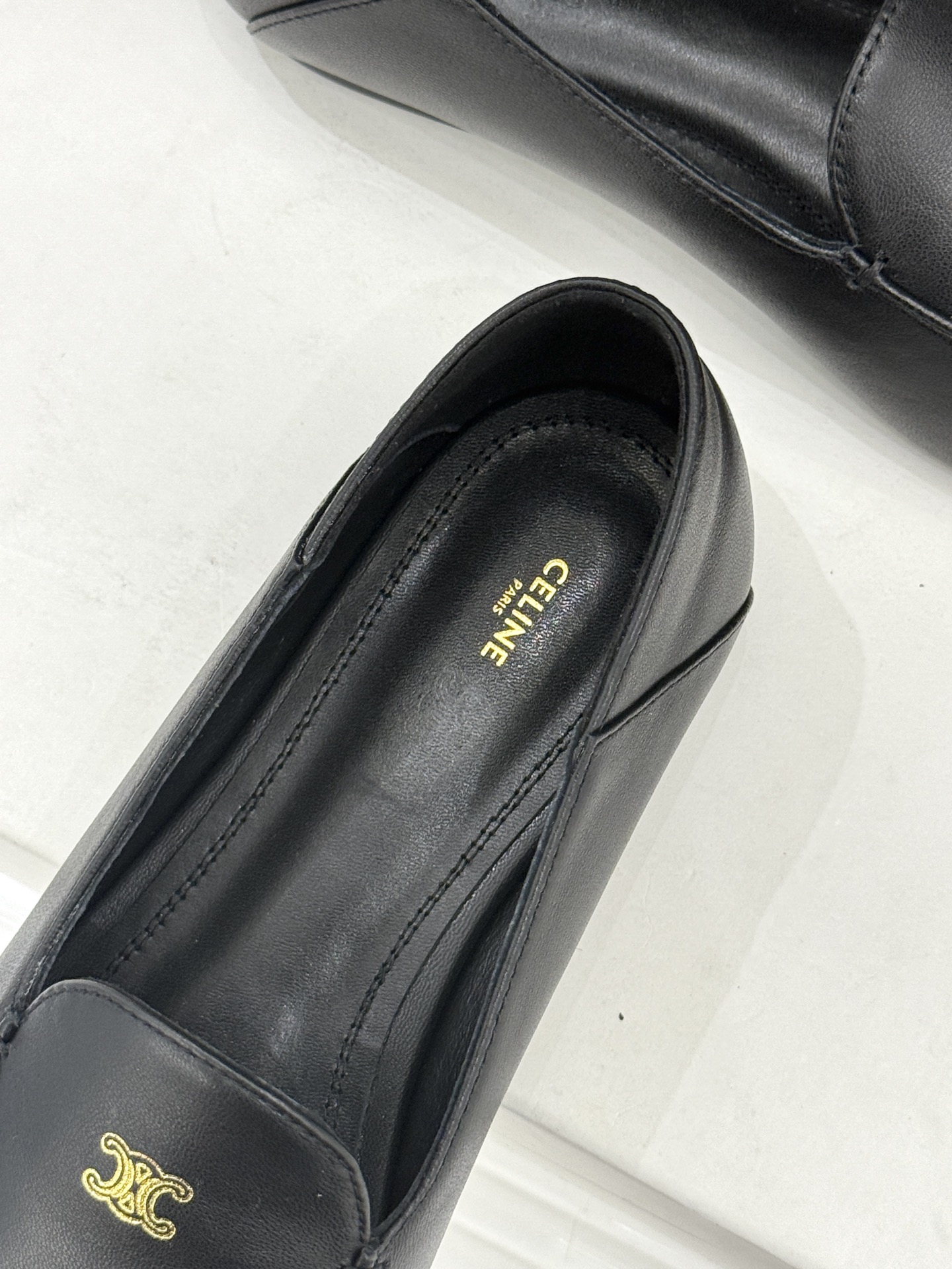 Celine/赛琳26WF新品凯旋门踩跟乐福鞋当巴黎左岸的慵懒腔调碰撞随性风潮这双乐福鞋以经典鞋型为骨 