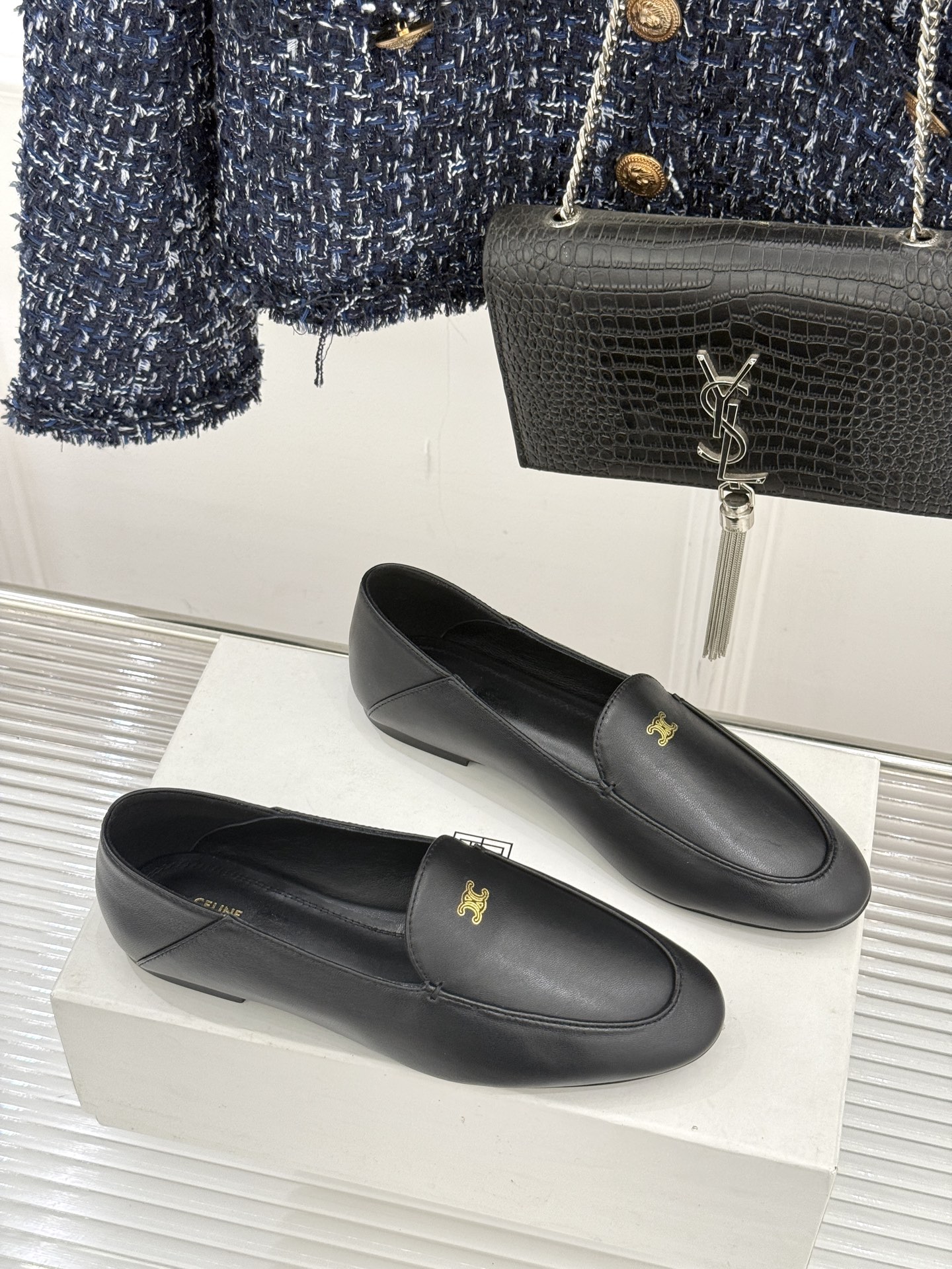 Celine/赛琳26WF新品凯旋门踩跟乐福鞋当巴黎左岸的慵懒腔调碰撞随性风潮这双乐福鞋以经典鞋型为骨 