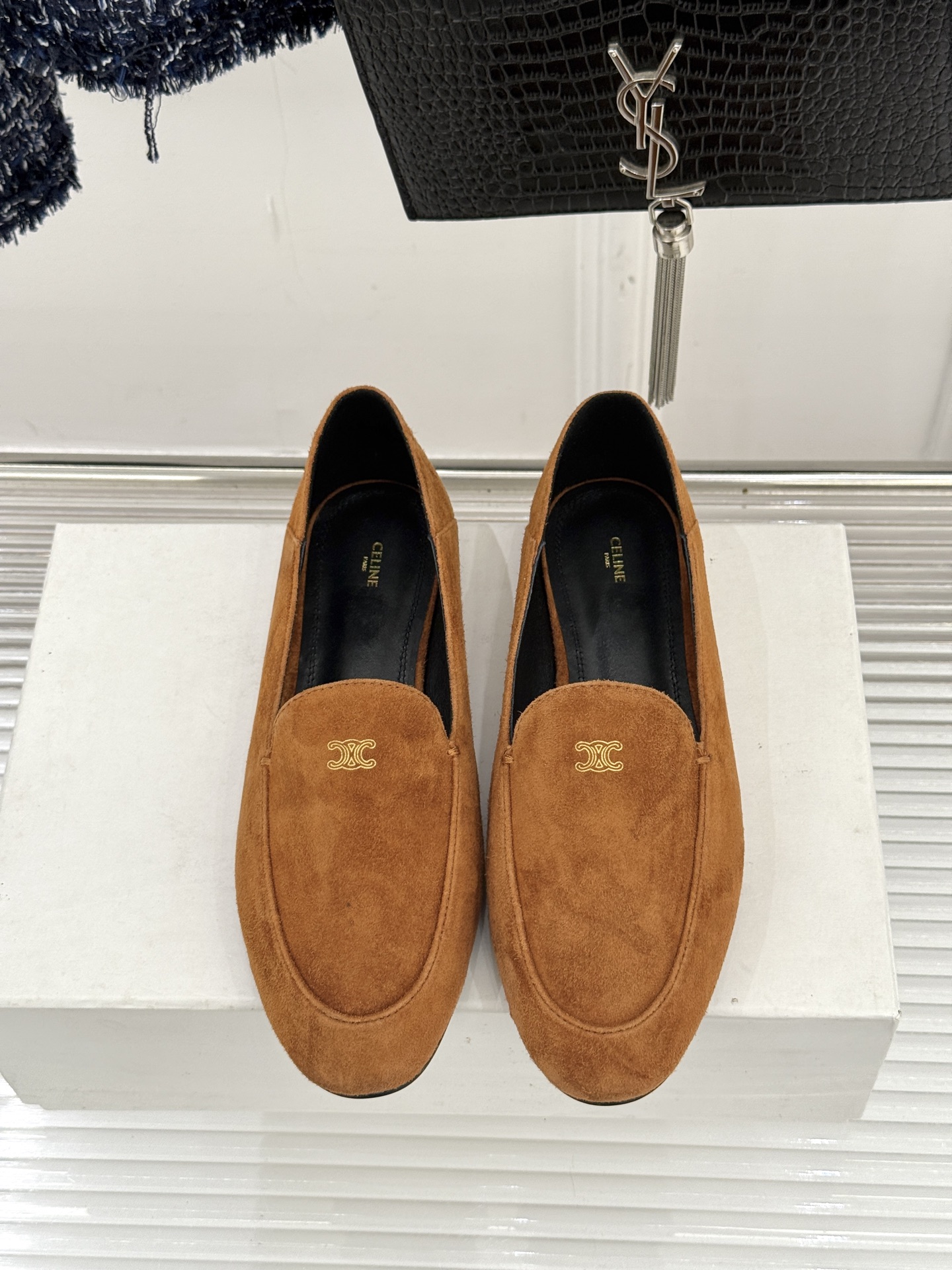 Celine/赛琳26WF新品凯旋门踩跟乐福鞋当巴黎左岸的慵懒腔调碰撞随性风潮这双乐福鞋以经典鞋型为骨 