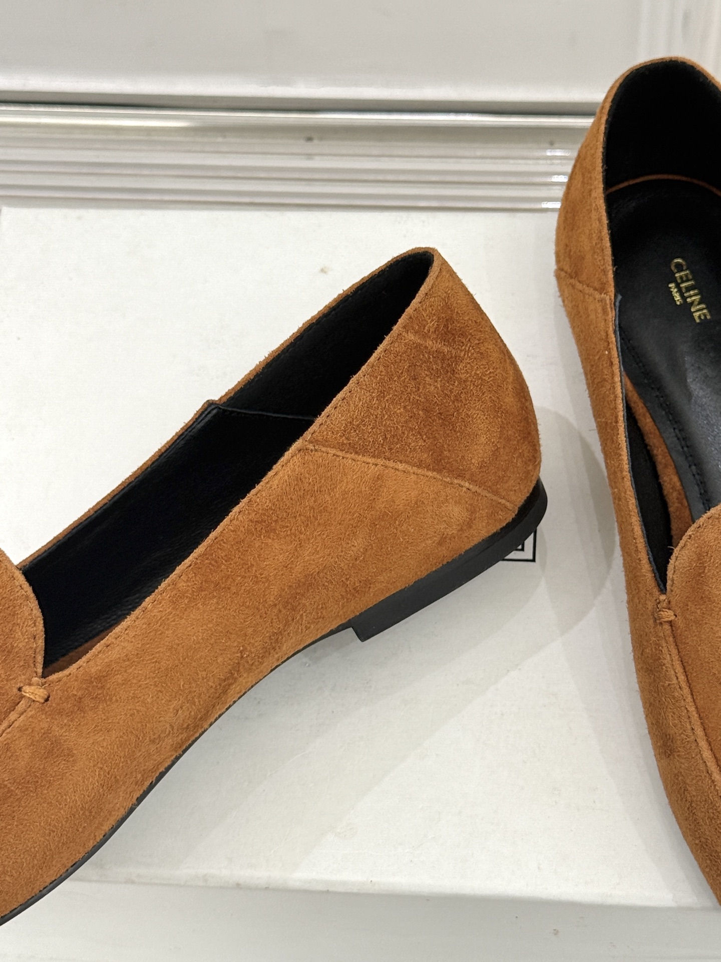 Celine/赛琳26WF新品凯旋门踩跟乐福鞋当巴黎左岸的慵懒腔调碰撞随性风潮这双乐福鞋以经典鞋型为骨 