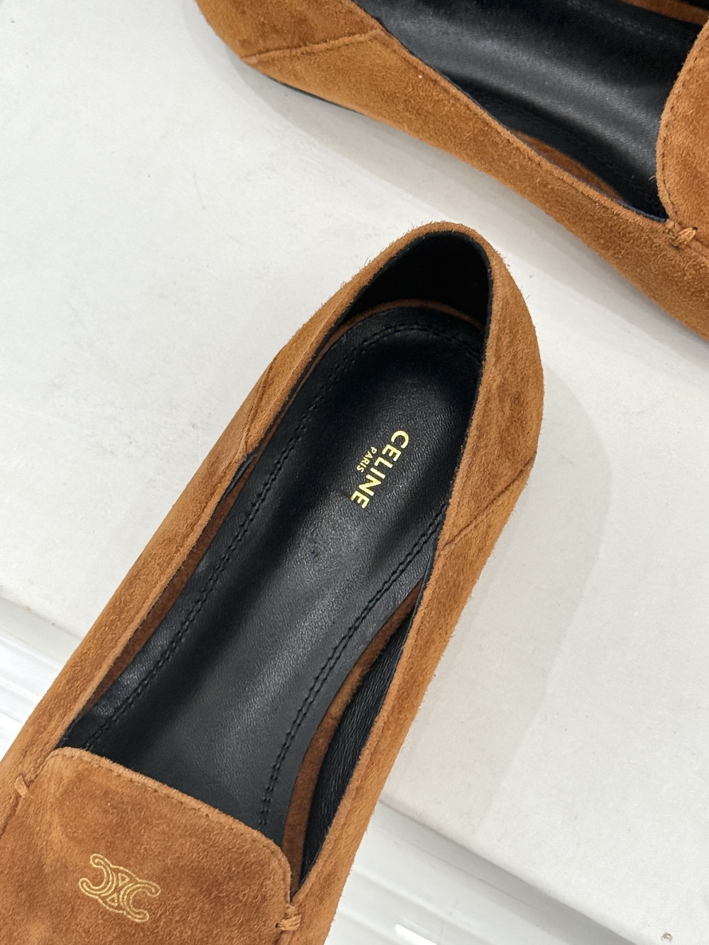 Celine/赛琳26WF新品凯旋门踩跟乐福鞋当巴黎左岸的慵懒腔调碰撞随性风潮这双乐福鞋以经典鞋型为骨 