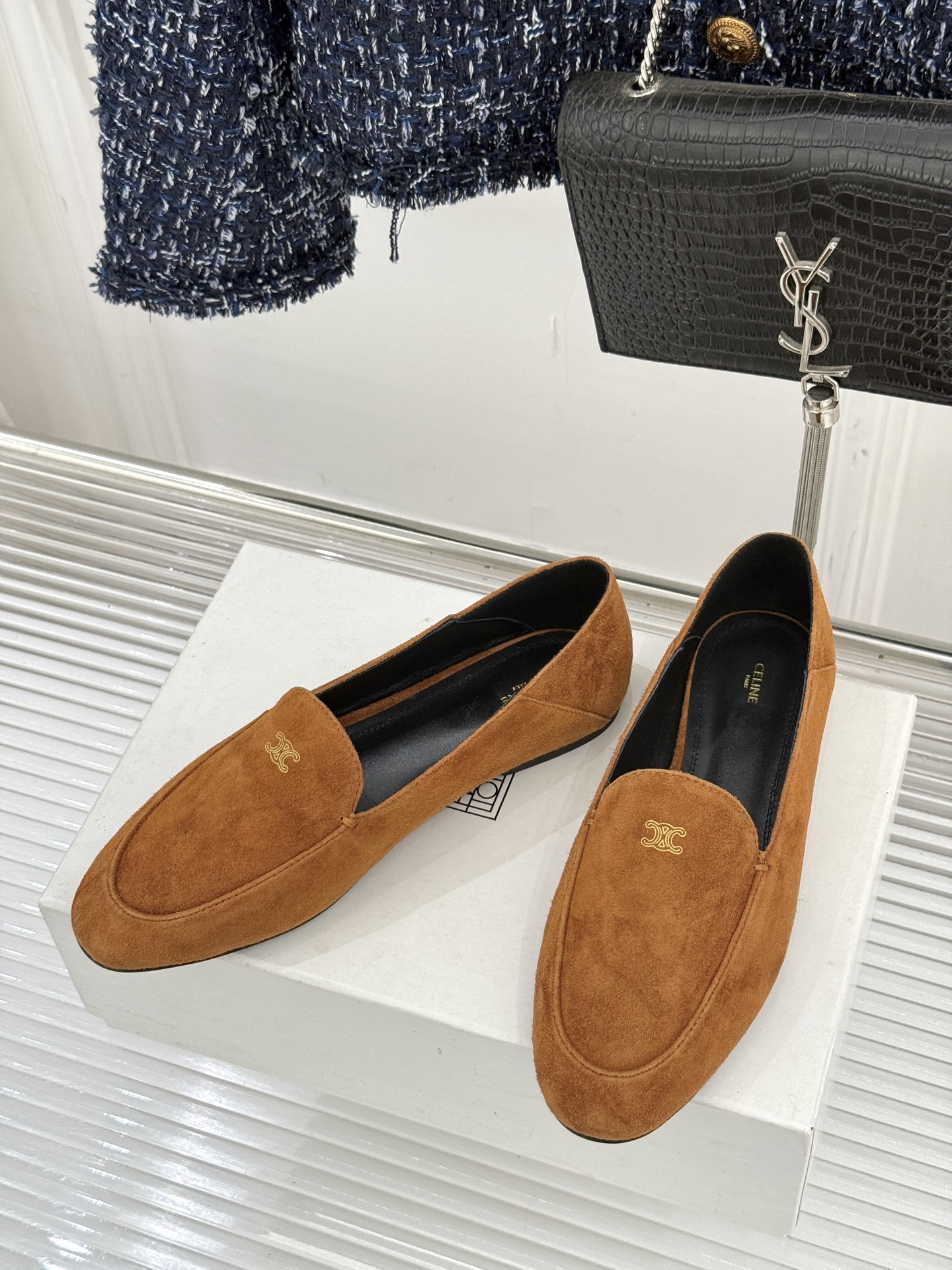 Celine/赛琳26WF新品凯旋门踩跟乐福鞋当巴黎左岸的慵懒腔调碰撞随性风潮这双乐福鞋以经典鞋型为骨 