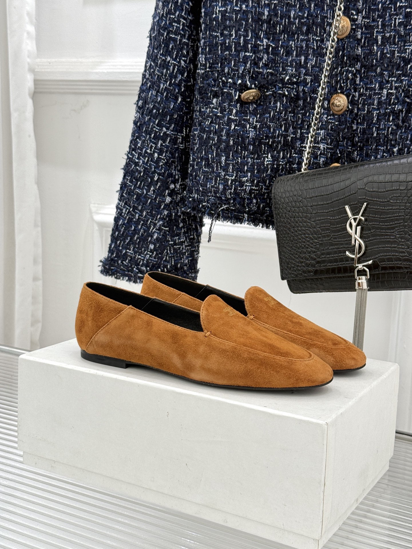 Celine/赛琳26WF新品凯旋门踩跟乐福鞋当巴黎左岸的慵懒腔调碰撞随性风潮这双乐福鞋以经典鞋型为骨 