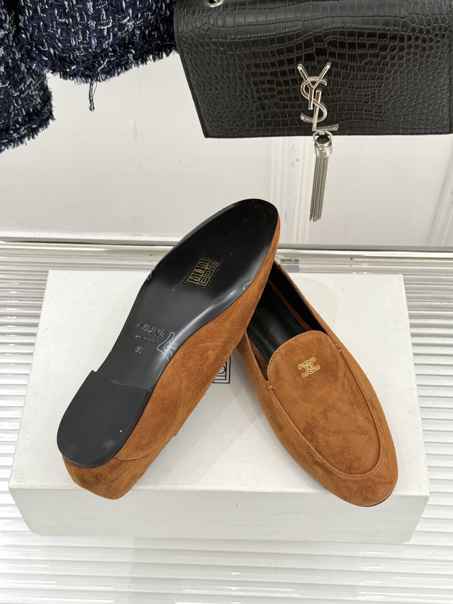 Celine/赛琳26WF新品凯旋门踩跟乐福鞋当巴黎左岸的慵懒腔调碰撞随性风潮这双乐福鞋以经典鞋型为骨 