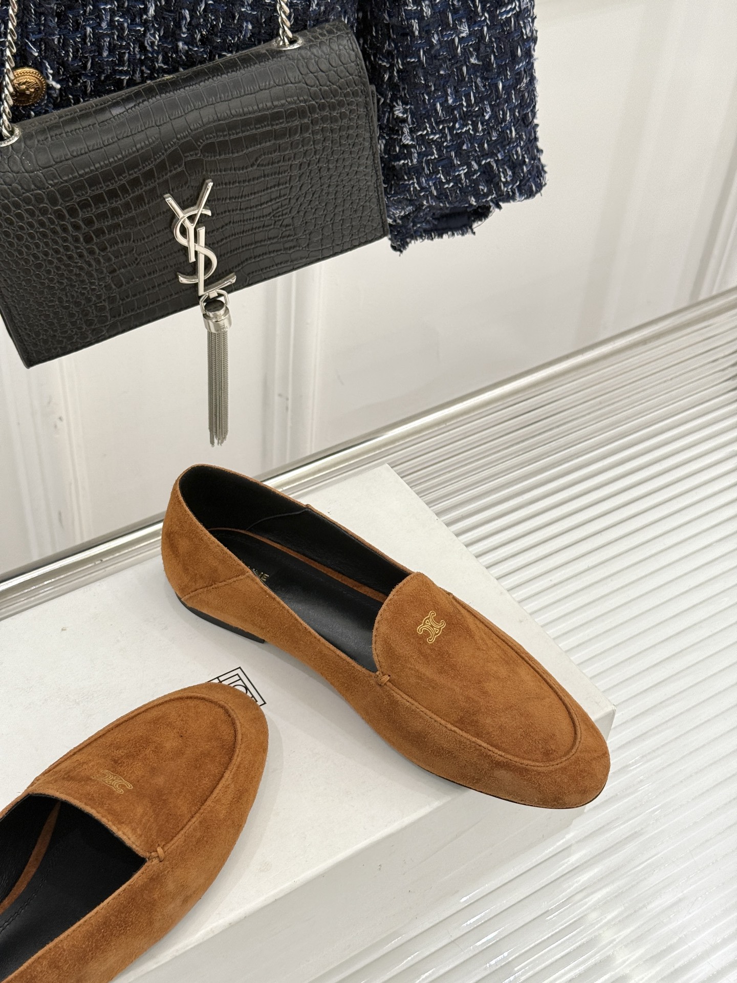 Celine/赛琳26WF新品凯旋门踩跟乐福鞋当巴黎左岸的慵懒腔调碰撞随性风潮这双乐福鞋以经典鞋型为骨 