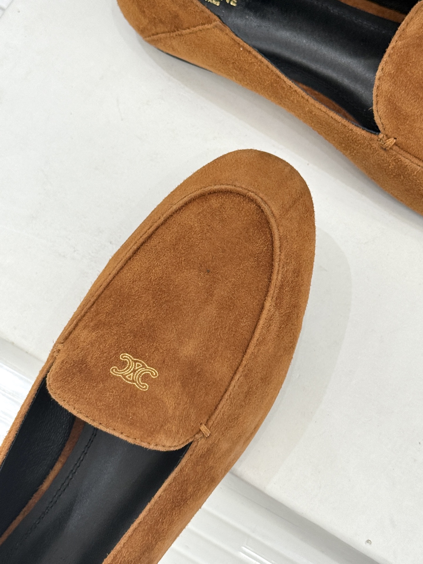 Celine/赛琳26WF新品凯旋门踩跟乐福鞋当巴黎左岸的慵懒腔调碰撞随性风潮这双乐福鞋以经典鞋型为骨 