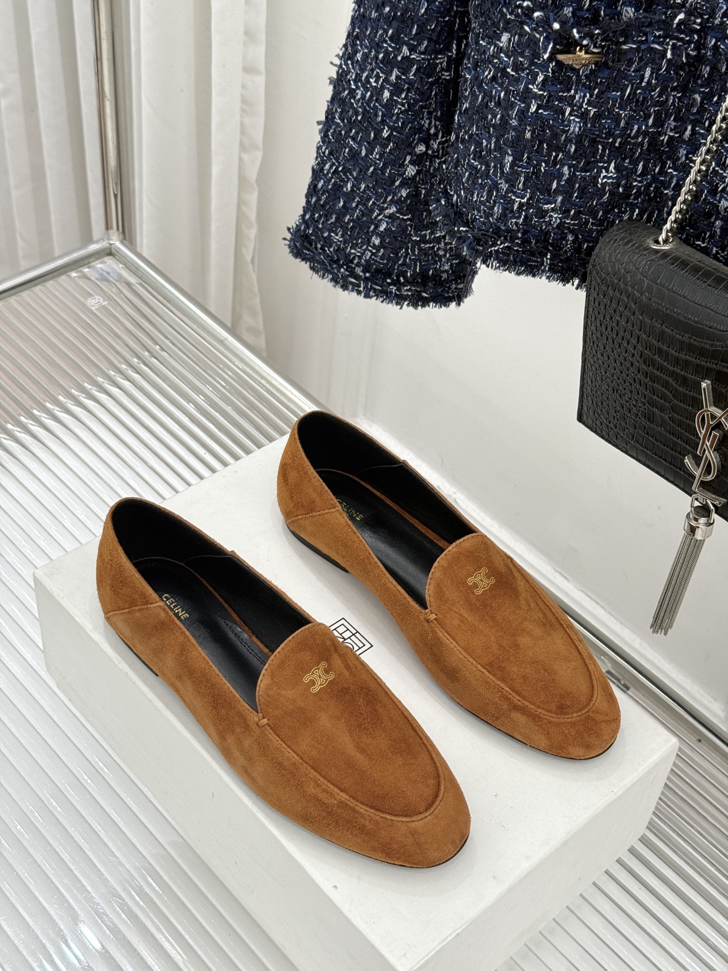 Celine/赛琳26WF新品凯旋门踩跟乐福鞋当巴黎左岸的慵懒腔调碰撞随性风潮这双乐福鞋以经典鞋型为骨 