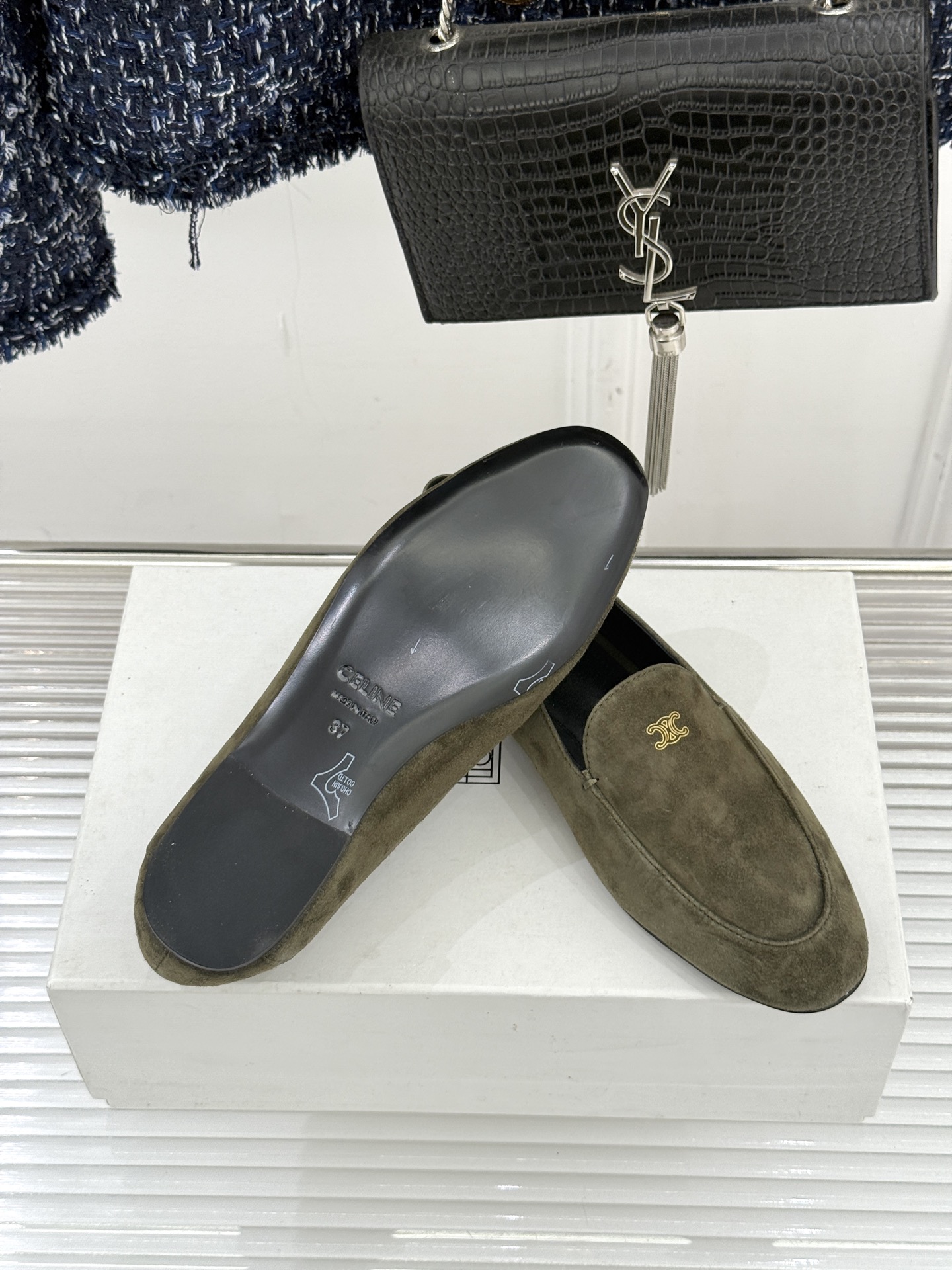 Celine/赛琳26WF新品凯旋门踩跟乐福鞋当巴黎左岸的慵懒腔调碰撞随性风潮这双乐福鞋以经典鞋型为骨 