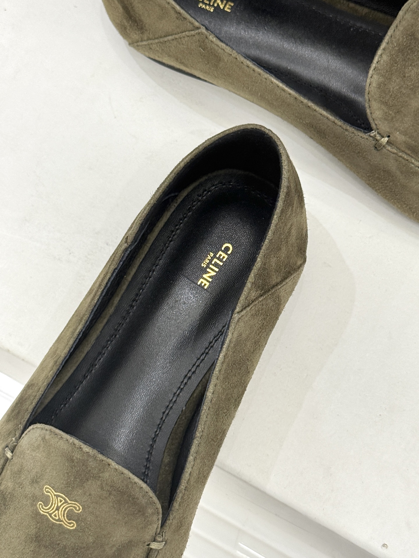 Celine/赛琳26WF新品凯旋门踩跟乐福鞋当巴黎左岸的慵懒腔调碰撞随性风潮这双乐福鞋以经典鞋型为骨 