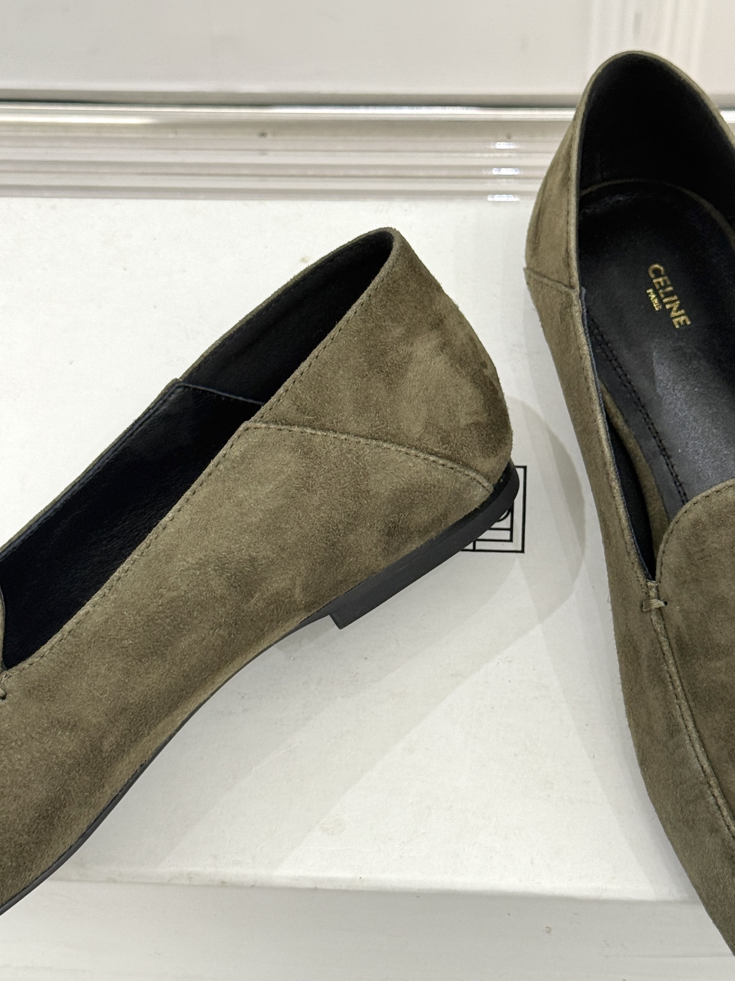 Celine/赛琳26WF新品凯旋门踩跟乐福鞋当巴黎左岸的慵懒腔调碰撞随性风潮这双乐福鞋以经典鞋型为骨 