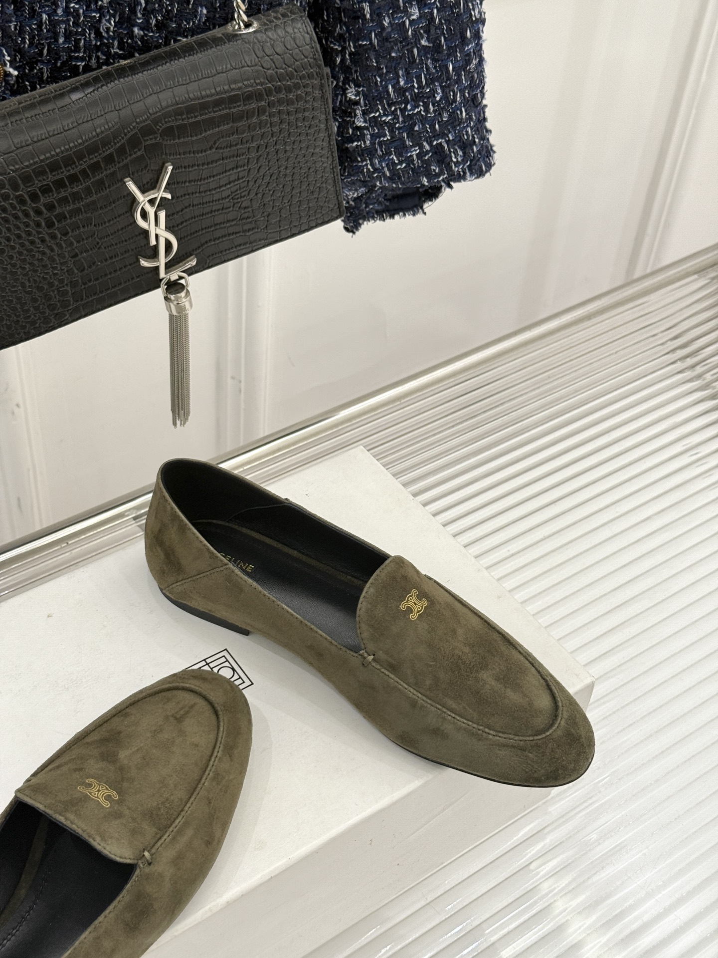 Celine/赛琳26WF新品凯旋门踩跟乐福鞋当巴黎左岸的慵懒腔调碰撞随性风潮这双乐福鞋以经典鞋型为骨 