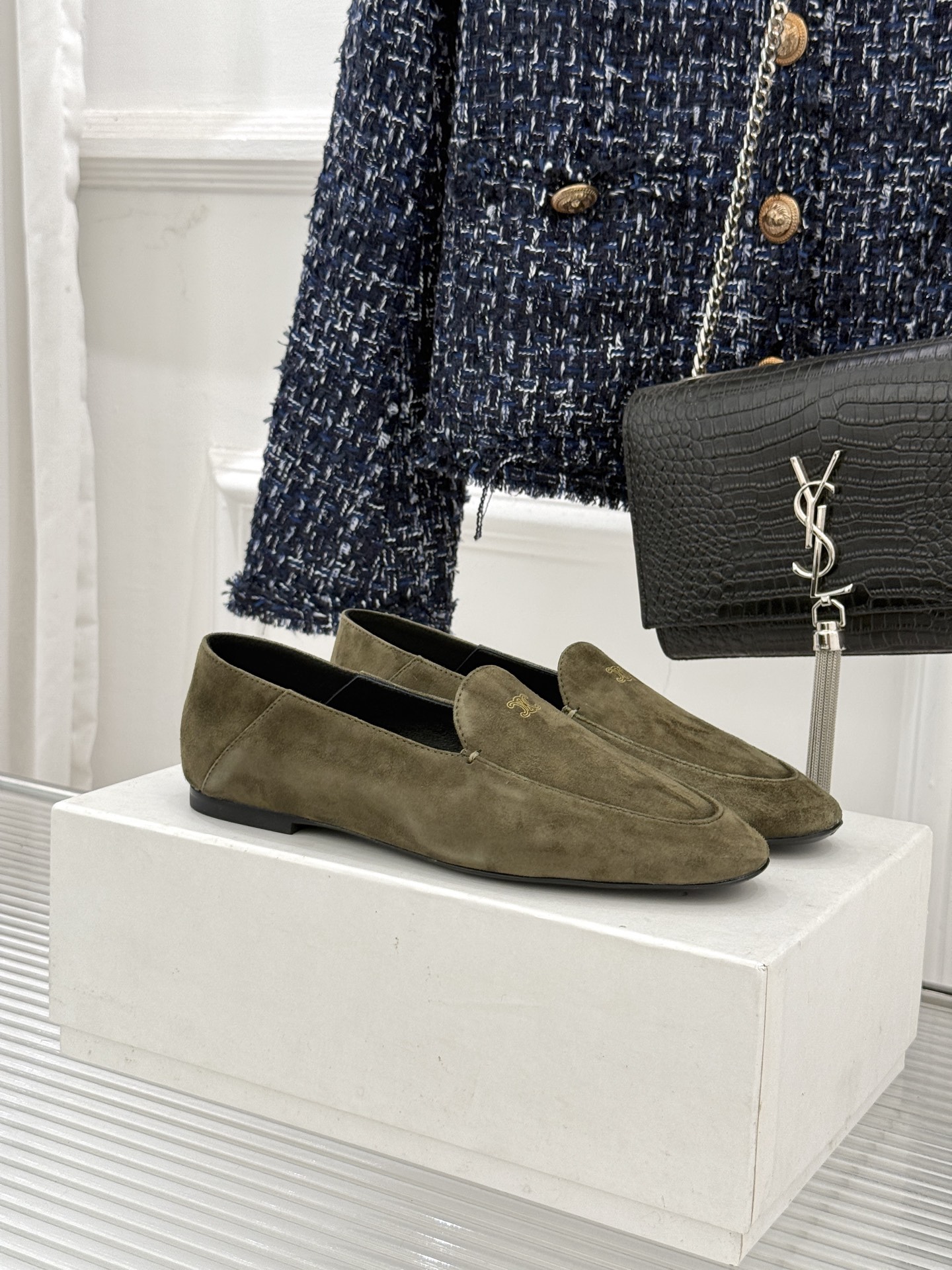 Celine/赛琳26WF新品凯旋门踩跟乐福鞋当巴黎左岸的慵懒腔调碰撞随性风潮这双乐福鞋以经典鞋型为骨 